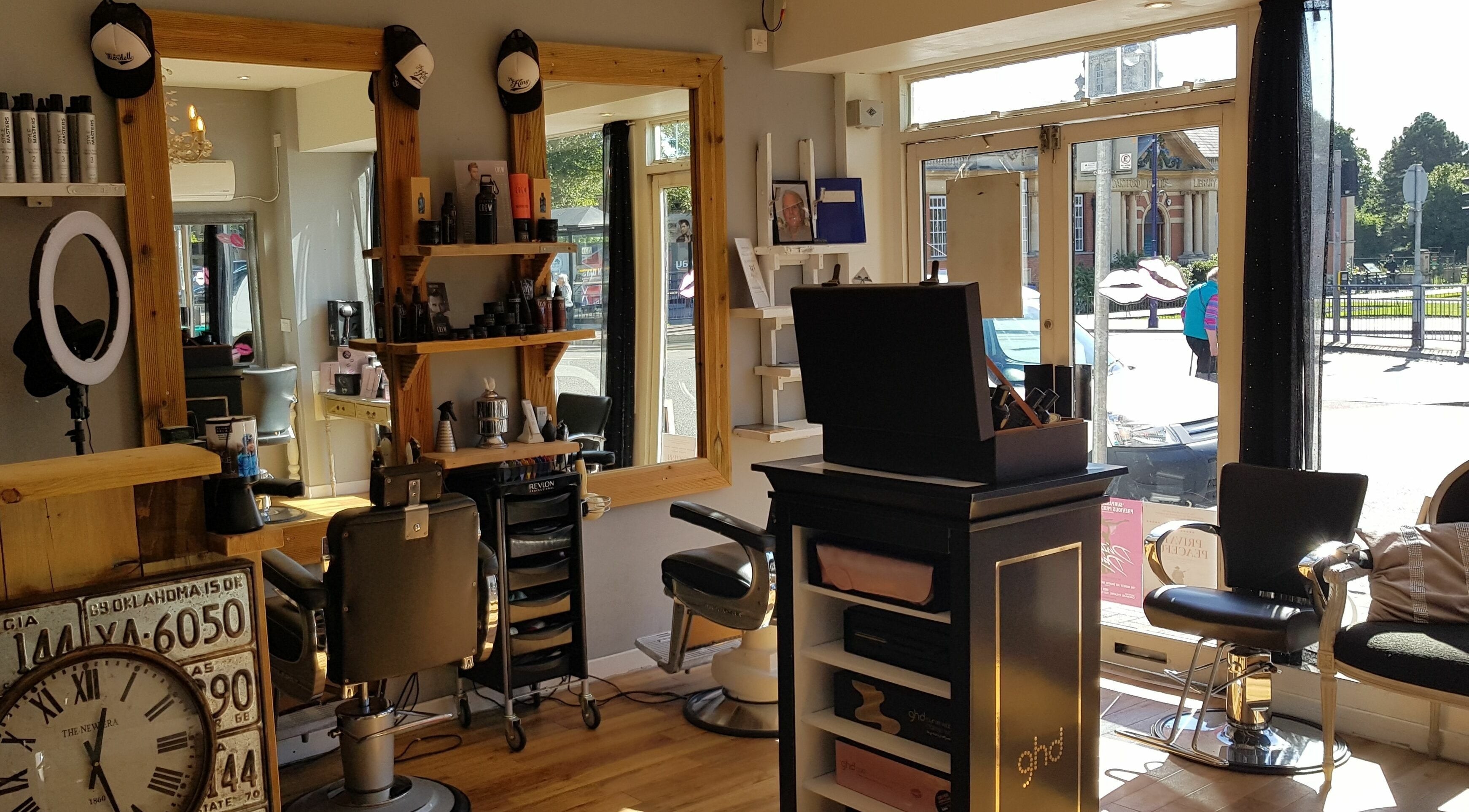 Modern salon at Mark Mardell, Dartford, England, GB with stylish decor and large mirrors.