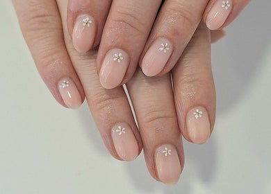 Delicate floral nail art at Nails Quoture, Glasgow, Scotland, GB, showcasing stylish manicure design.