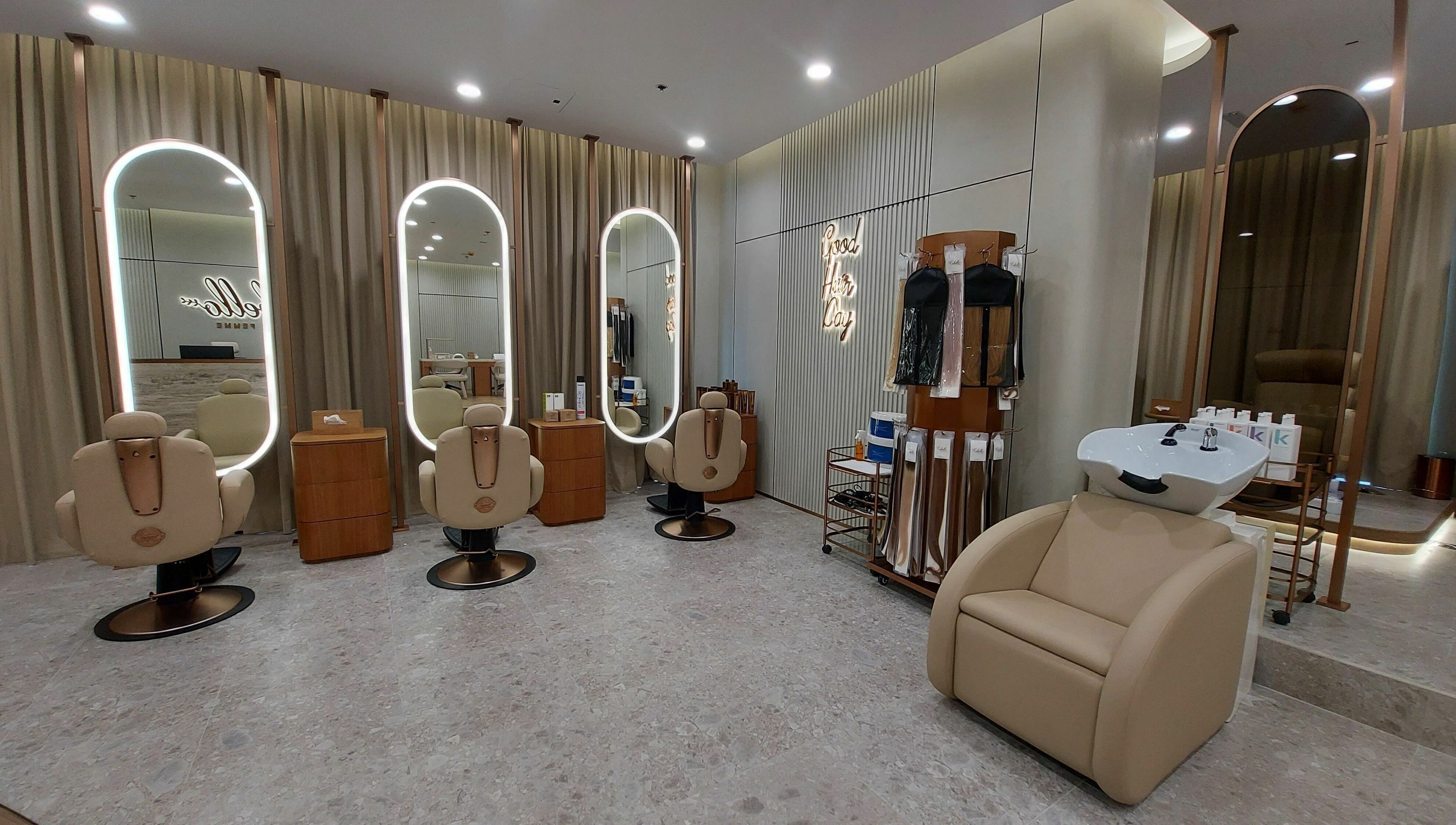 Modern salon interior at Cabello Lounge Femme Ladies Salon, Dubai, AE featuring stylish chairs and mirrors.