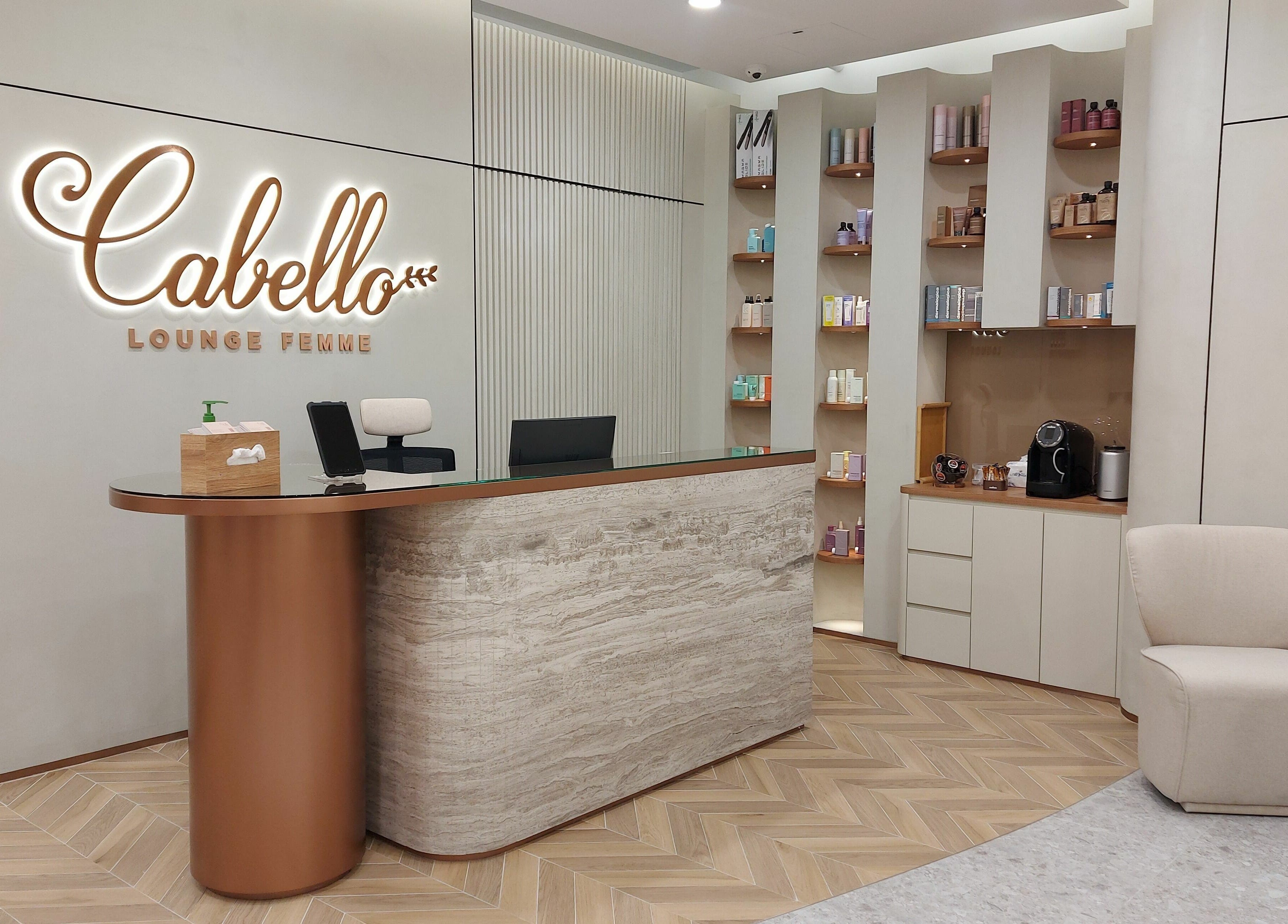 Front desk of Cabello Lounge Femme Ladies Salon in Dubai, AE featuring stylish decor and product displays.