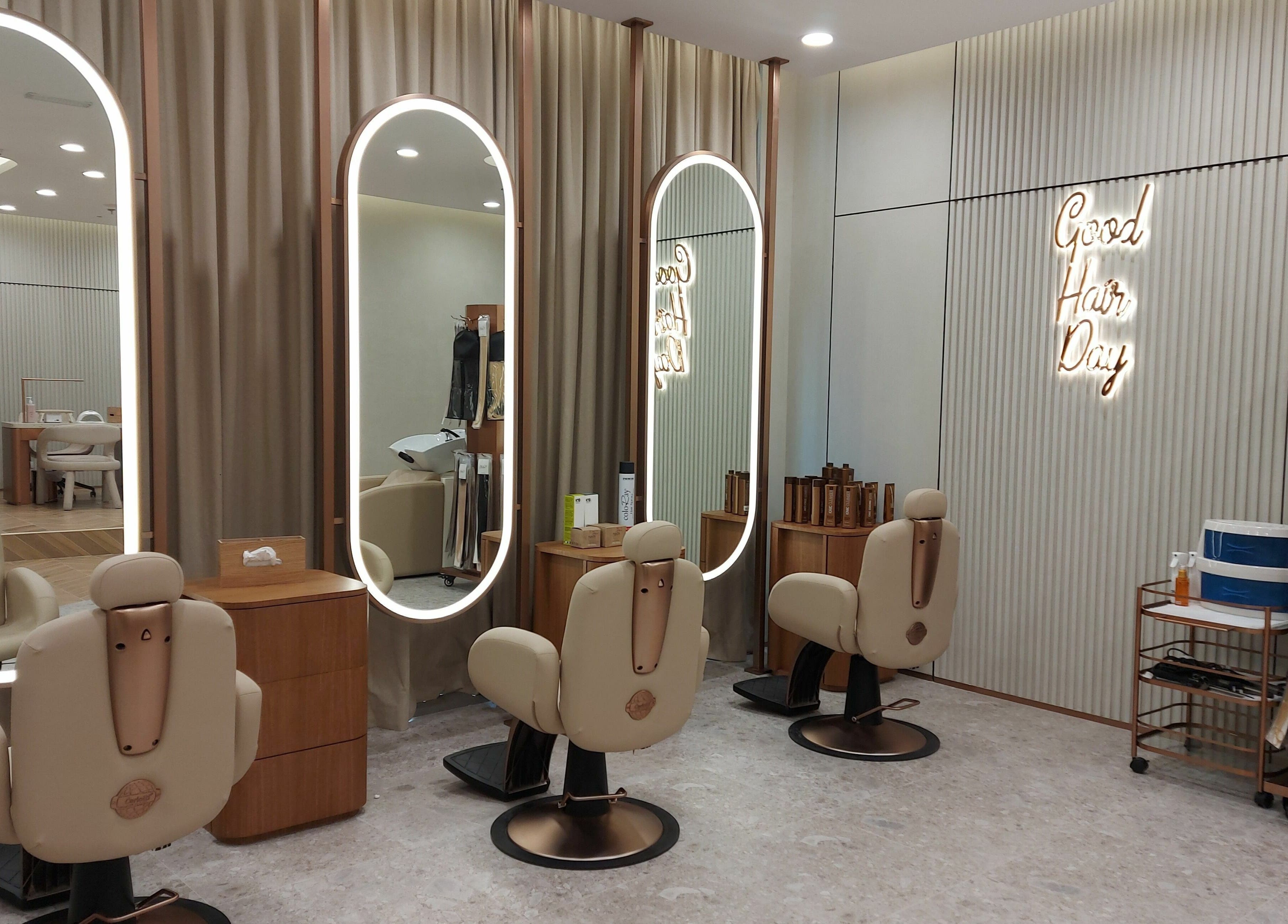 Modern salon seating at Cabello Lounge Femme Ladies Salon in Dubai, AE with mirrors and styling stations.
