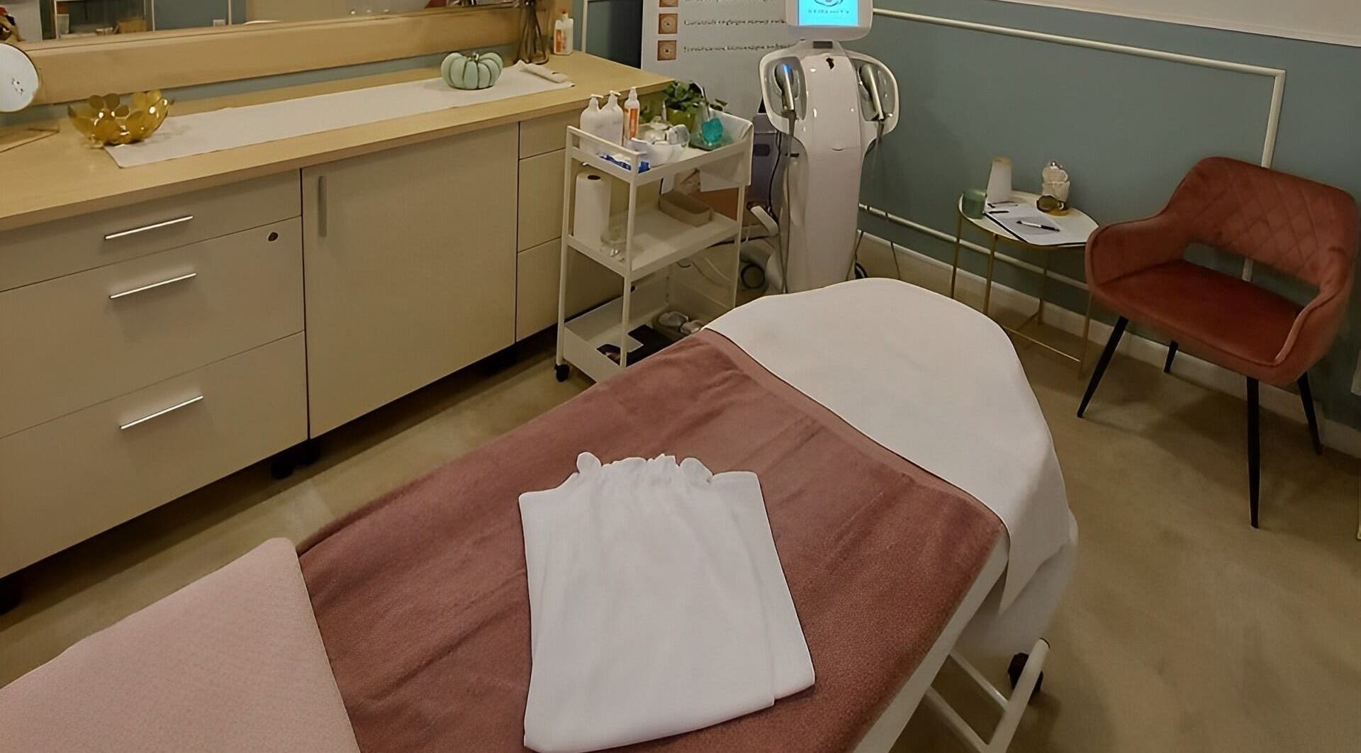 Modern kezelőszoba a Szépségmegállóban, Budapest, Magyar, HU, kényelmes ágy és masszázs eszközök.