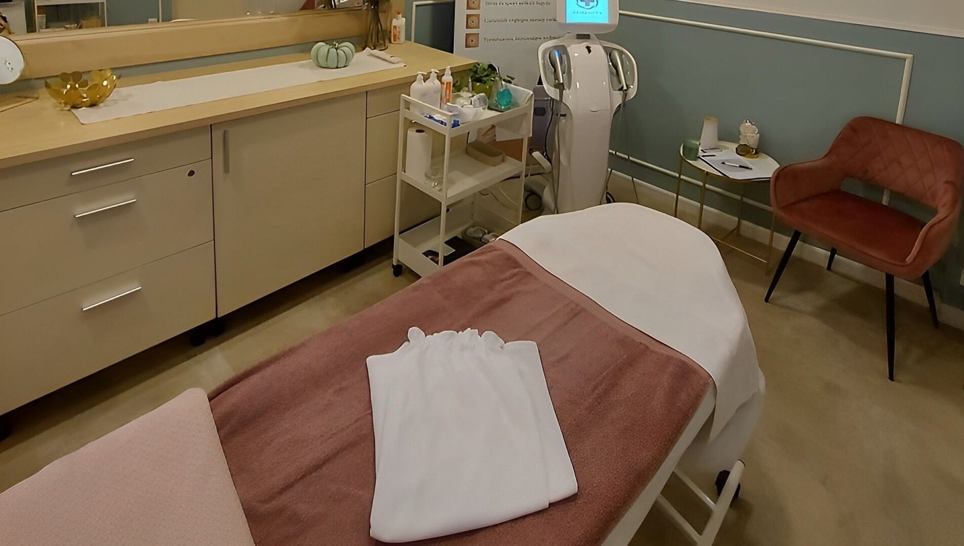 Szépségmegálló kezelőszoba Budapesten elegáns berendezéssel és pihenőággyal a tökéletes kényelemért.