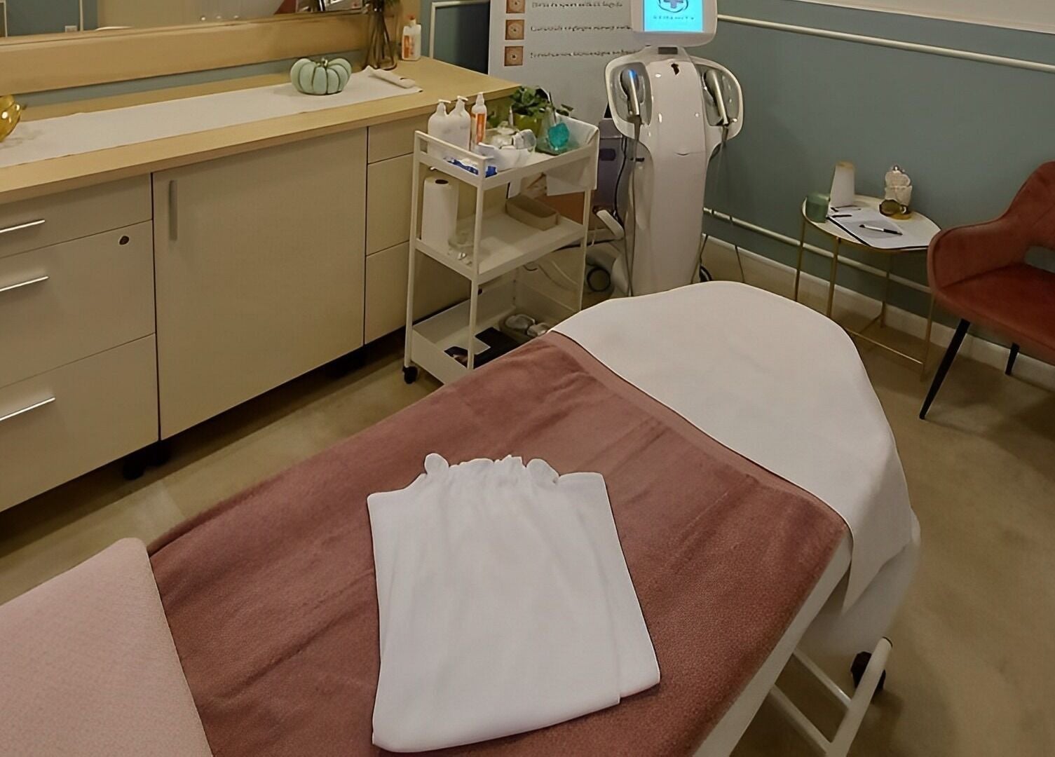 Szépségmegálló kezelőszoba Budapesten elegáns berendezéssel és pihenőággyal a tökéletes kényelemért.