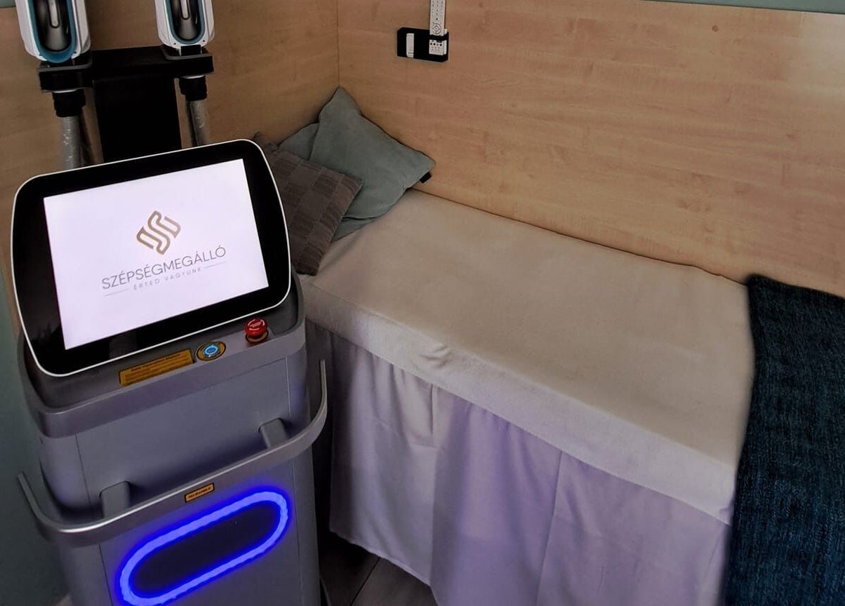 Modern kezelőgép és kényelmes ágy a Szépségmegállóban, Budapest, Magyar, HU.