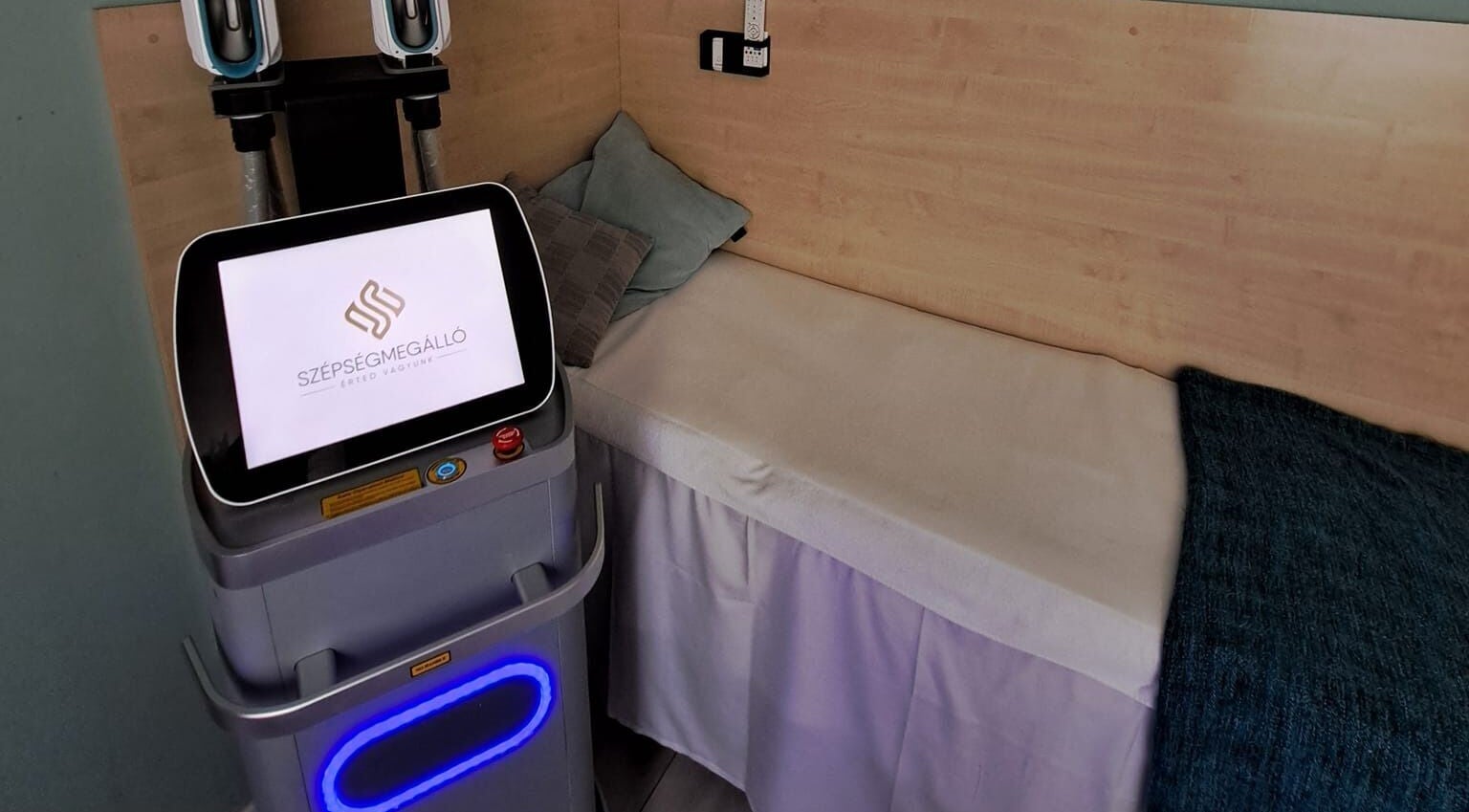 Modern kezelőgép és kényelmes ágy a Szépségmegállóban, Budapest, Magyar, HU.
