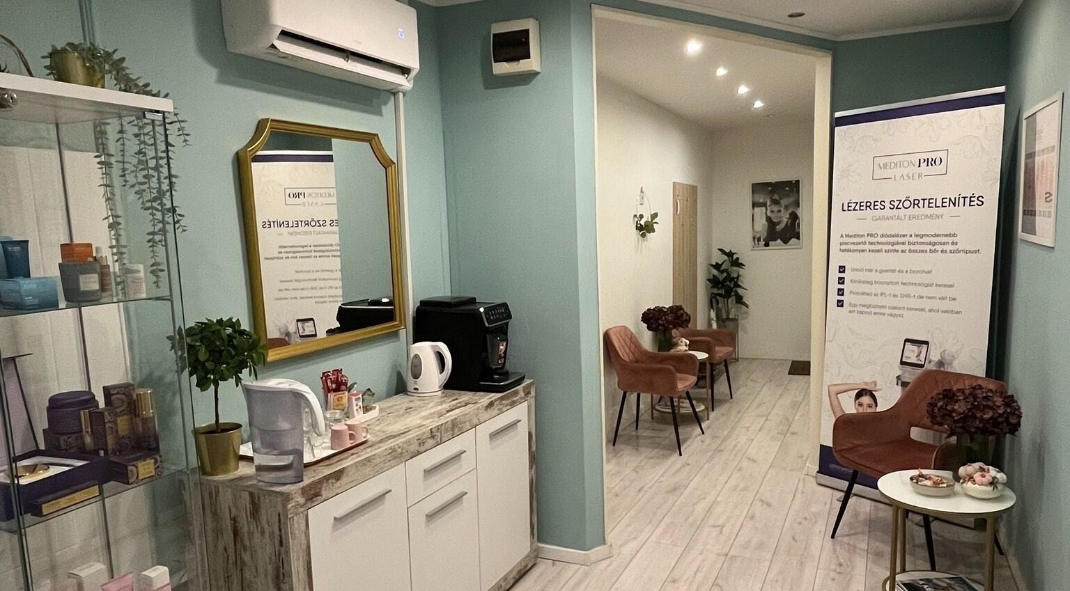 Szépségmegálló belső tere Budapest, Magyar, HU - modern dizájn, kényelmes kialakítás.