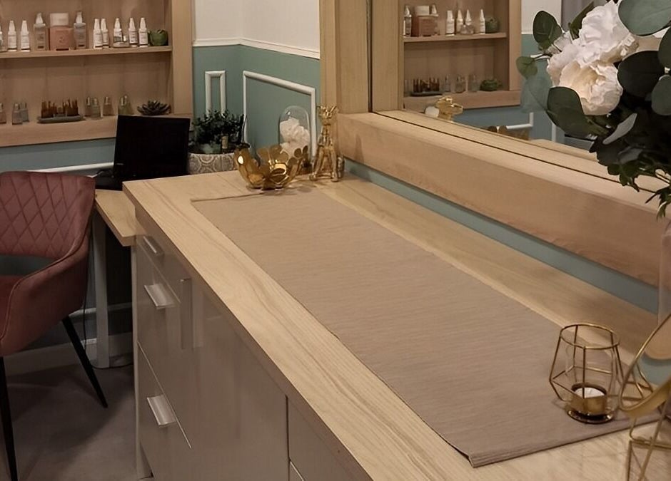 Szépségmegálló belső tér Budapest, Magyar, HU luxus szépségápolási termékekkel és dekorációval.