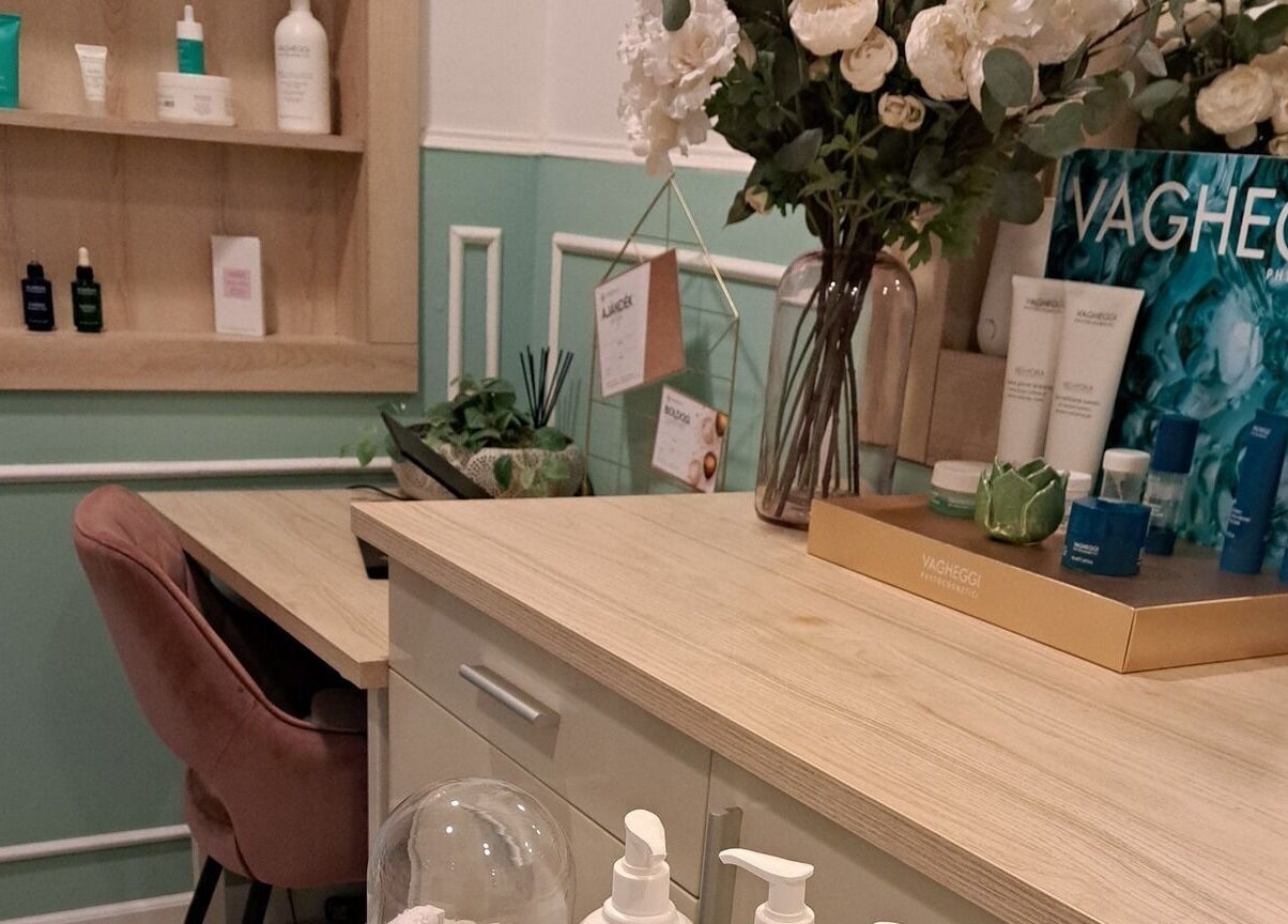 Elegáns szalon sarok Szépségmegálló-ban, Budapest, Magyar, HU, szépségápolási termékekkel és virágdíszítéssel.