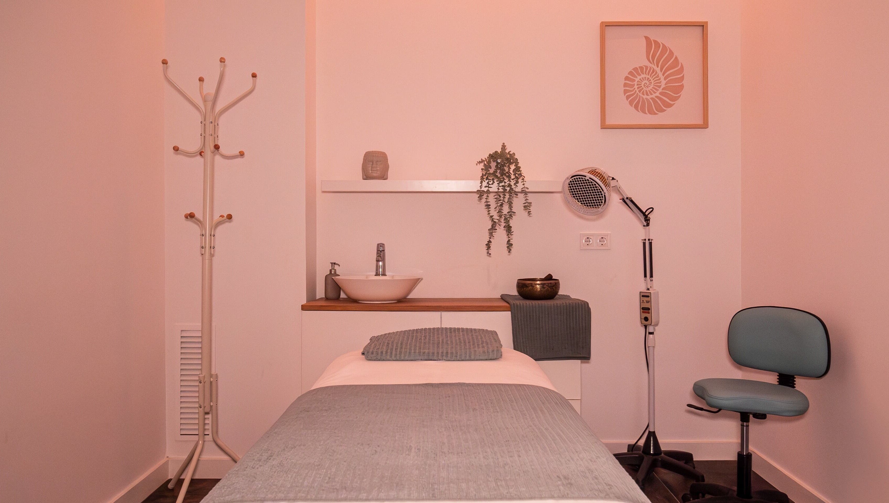 Sala de tratamiento en Espai Deva, Valencia, Comunidad Valenciana, ES, con camilla y decoración serena.