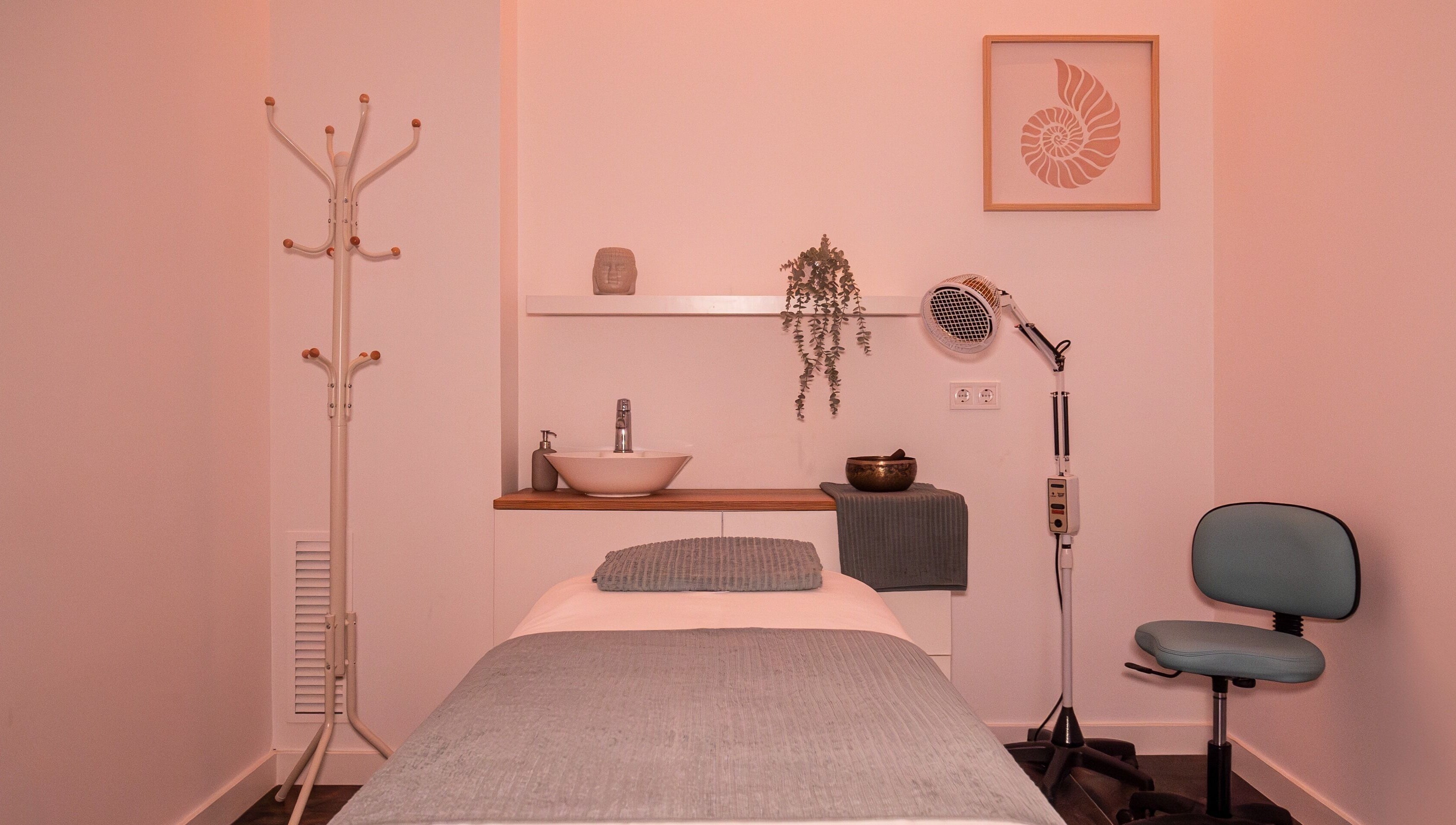 Sala de tratamiento en Espai Deva, Valencia, Comunidad Valenciana, ES, con camilla y decoración serena.