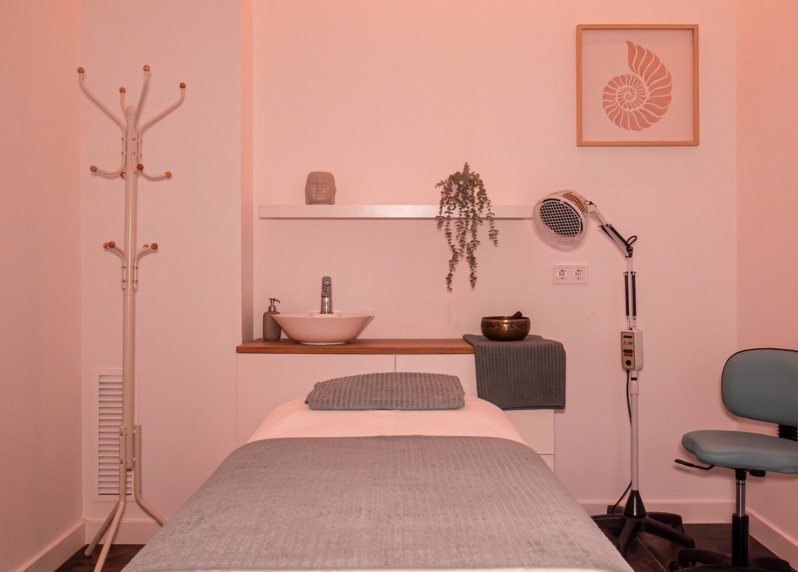 Sala de tratamiento en Espai Deva, Valencia, Comunidad Valenciana, ES, con camilla y decoración serena.