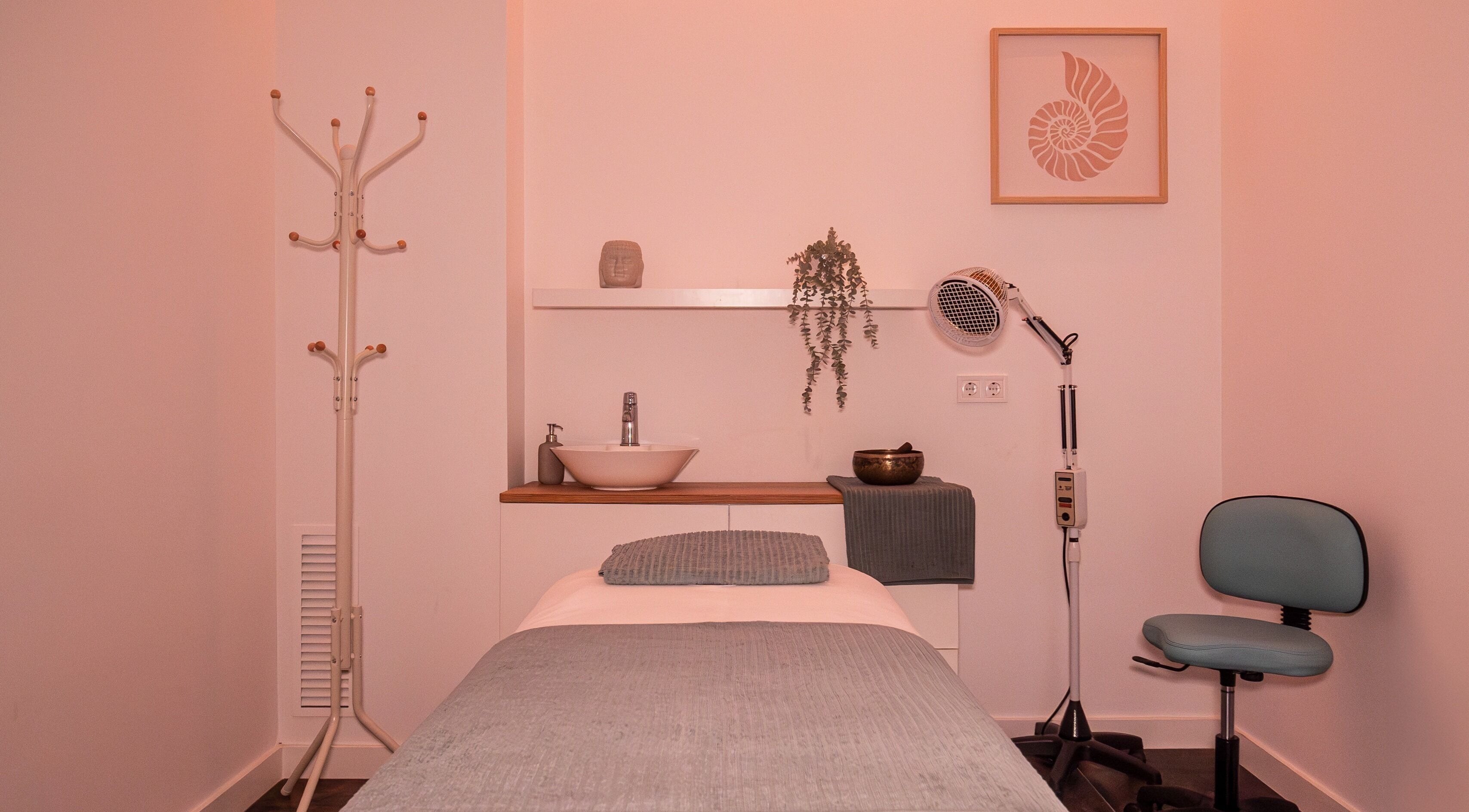 Sala de tratamiento en Espai Deva, Valencia, Comunidad Valenciana, ES, con camilla y decoración serena.