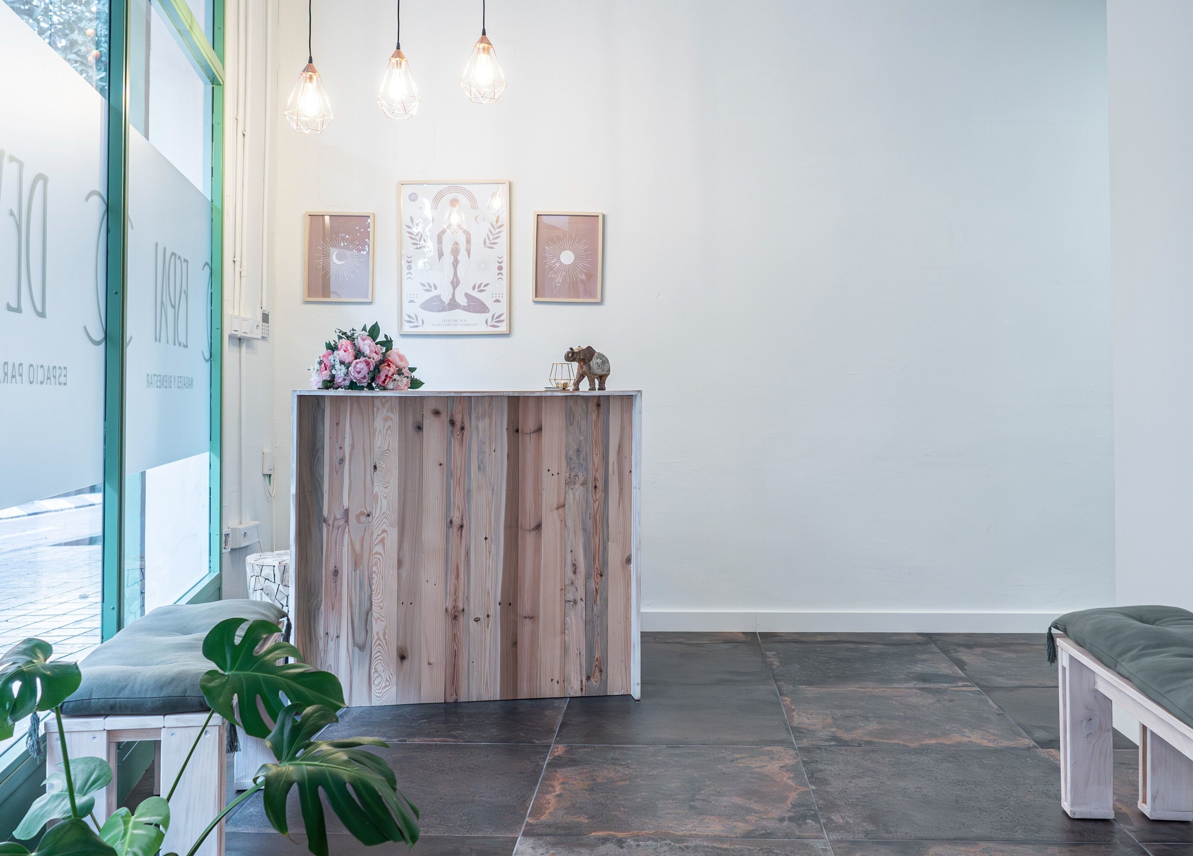 Recepción de Espai Deva en Valencia, Comunidad Valenciana, ES, con diseño acogedor y elegante.