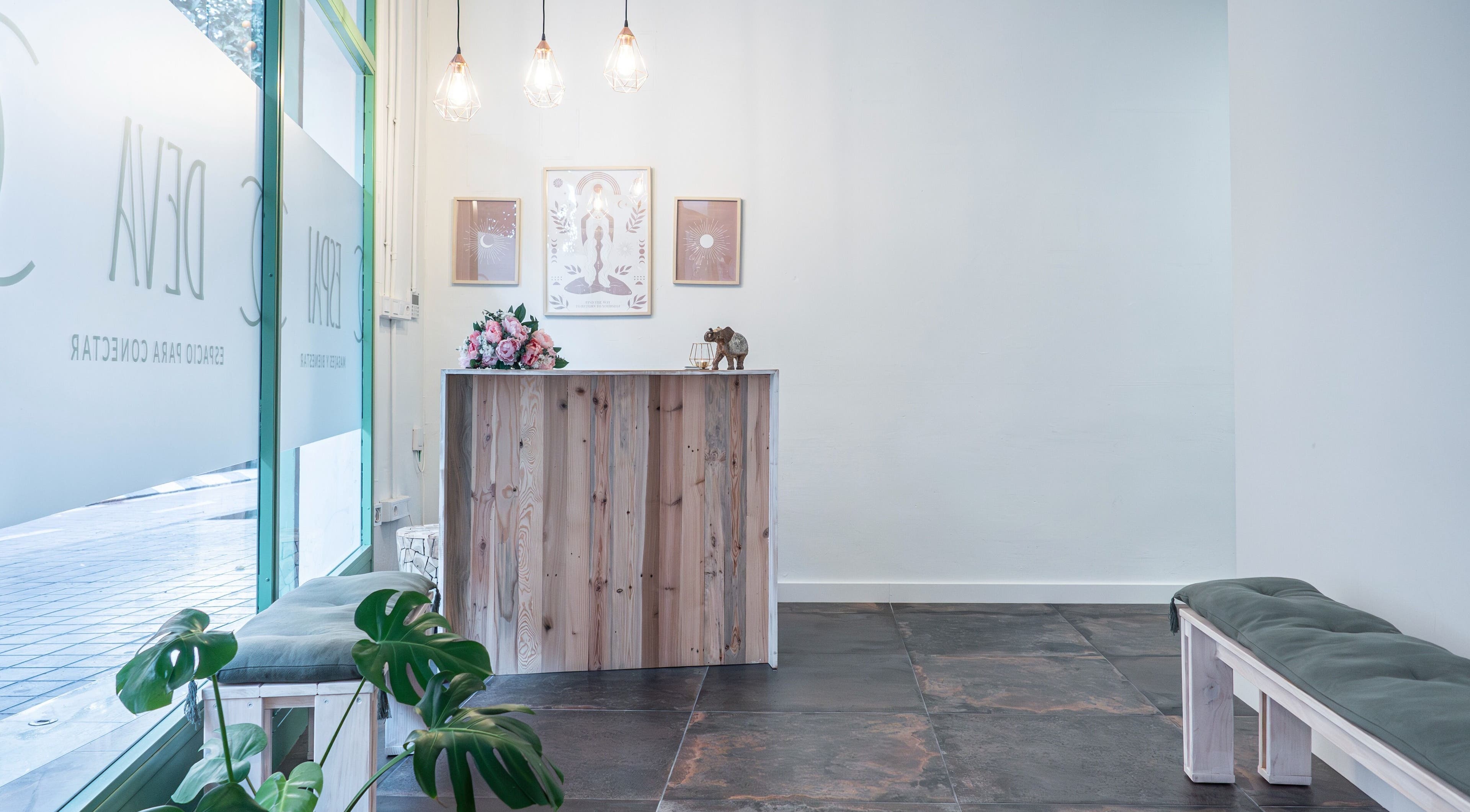 Recepción de Espai Deva en Valencia, Comunidad Valenciana, ES, con diseño acogedor y elegante.