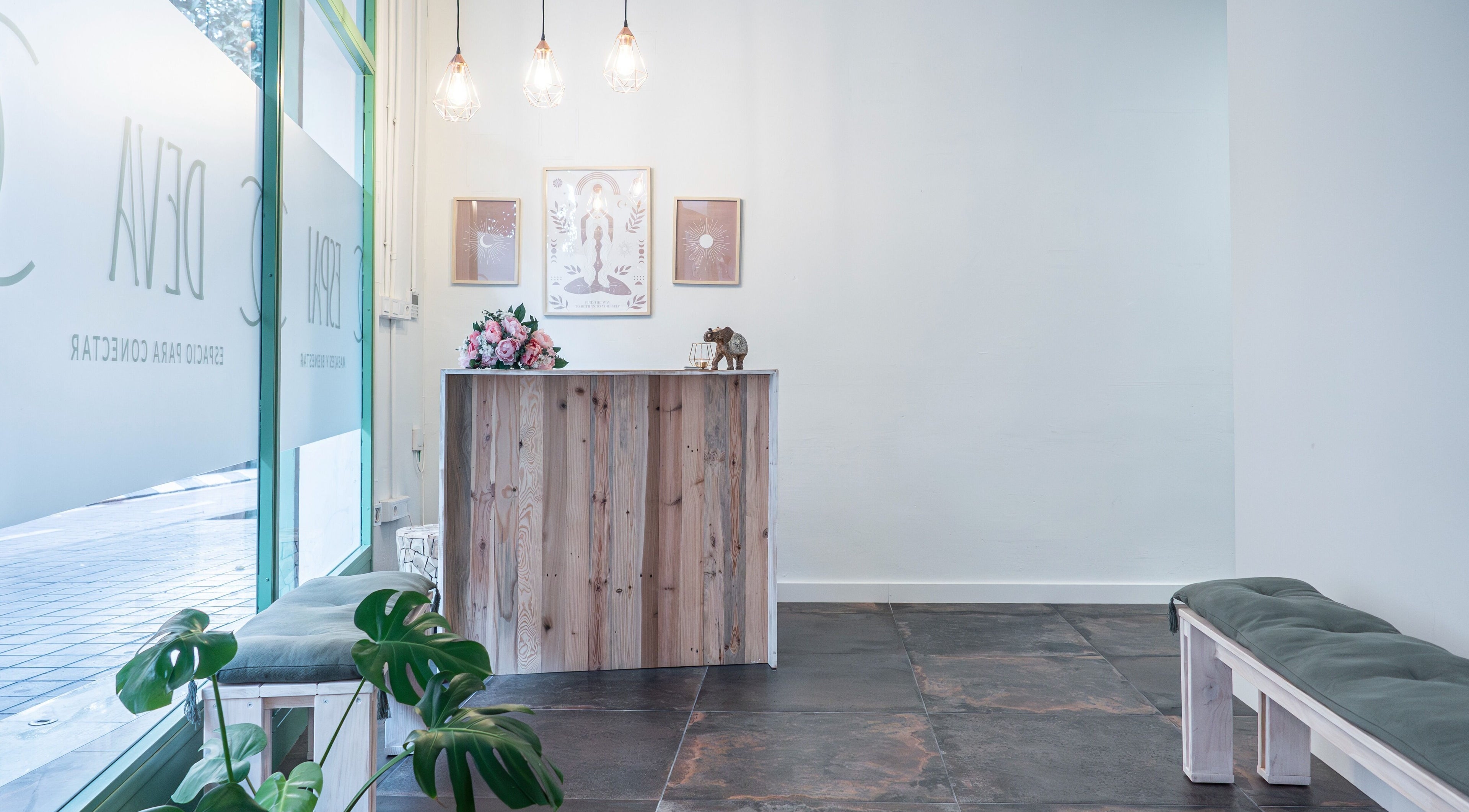 Recepción de Espai Deva en Valencia, Comunidad Valenciana, ES, con diseño acogedor y elegante.