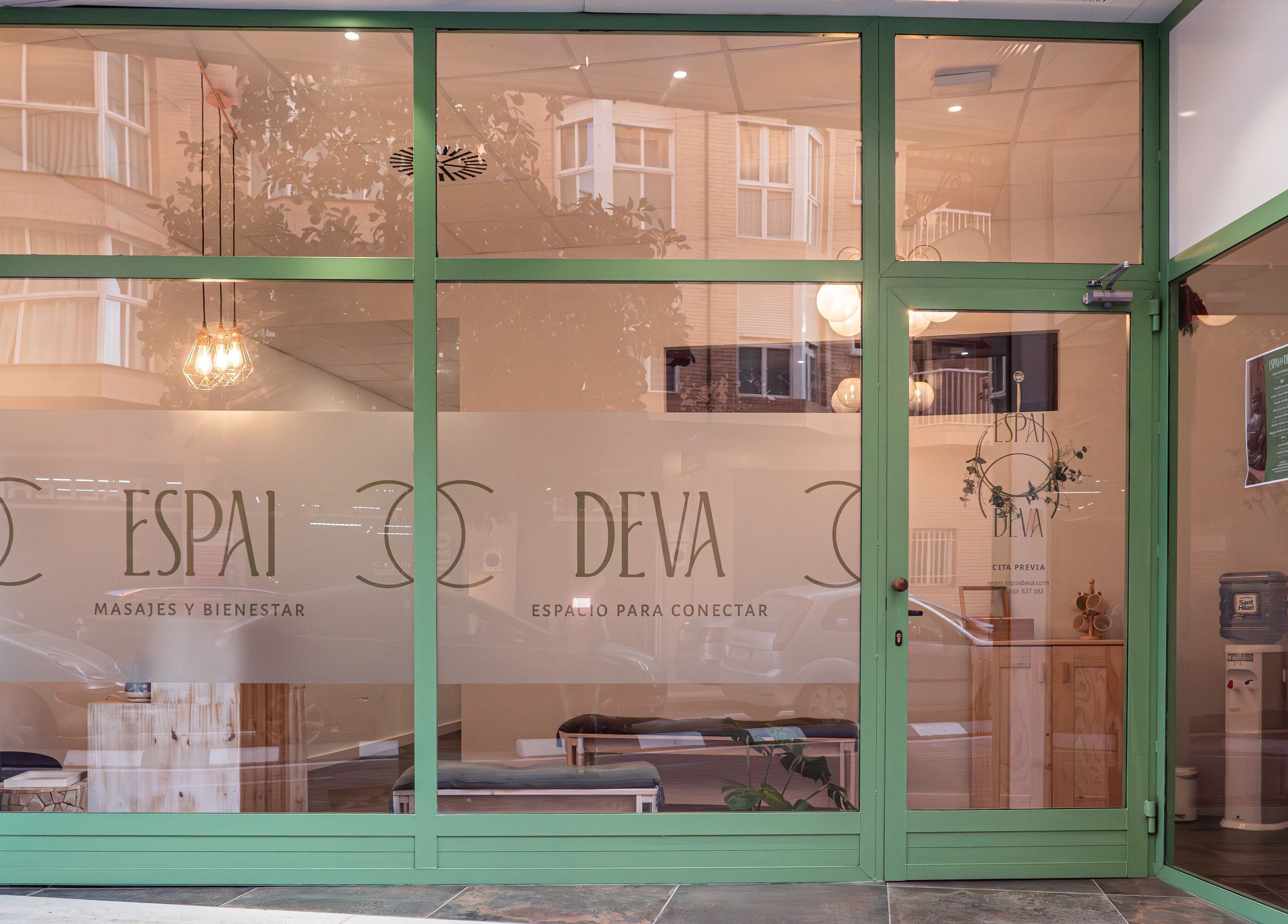 Fachada de Espai Deva en Valencia, Comunidad Valenciana, ES, destacando su acogedora entrada y diseño moderno.