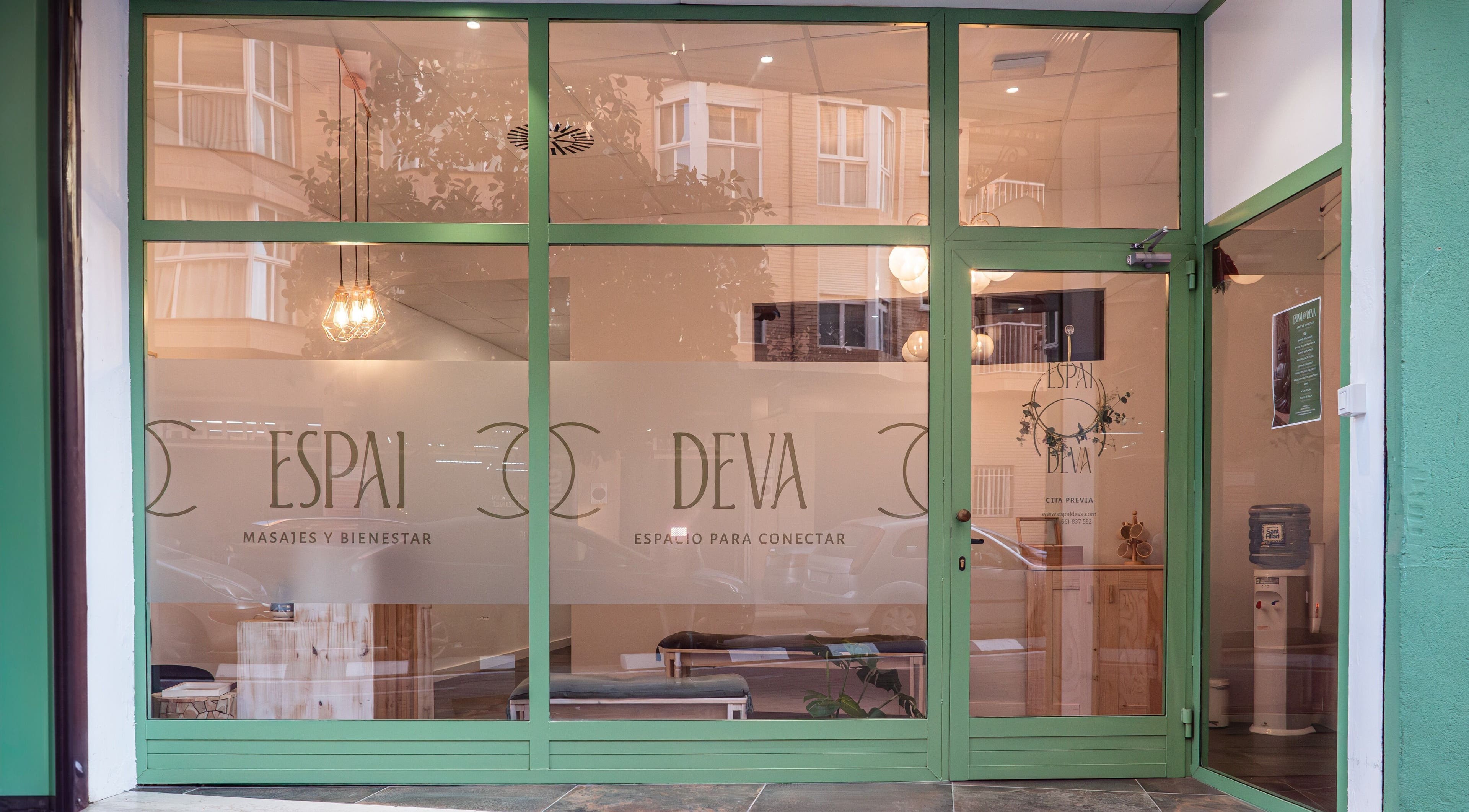 Fachada de Espai Deva en Valencia, Comunidad Valenciana, ES, destacando su acogedora entrada y diseño moderno.