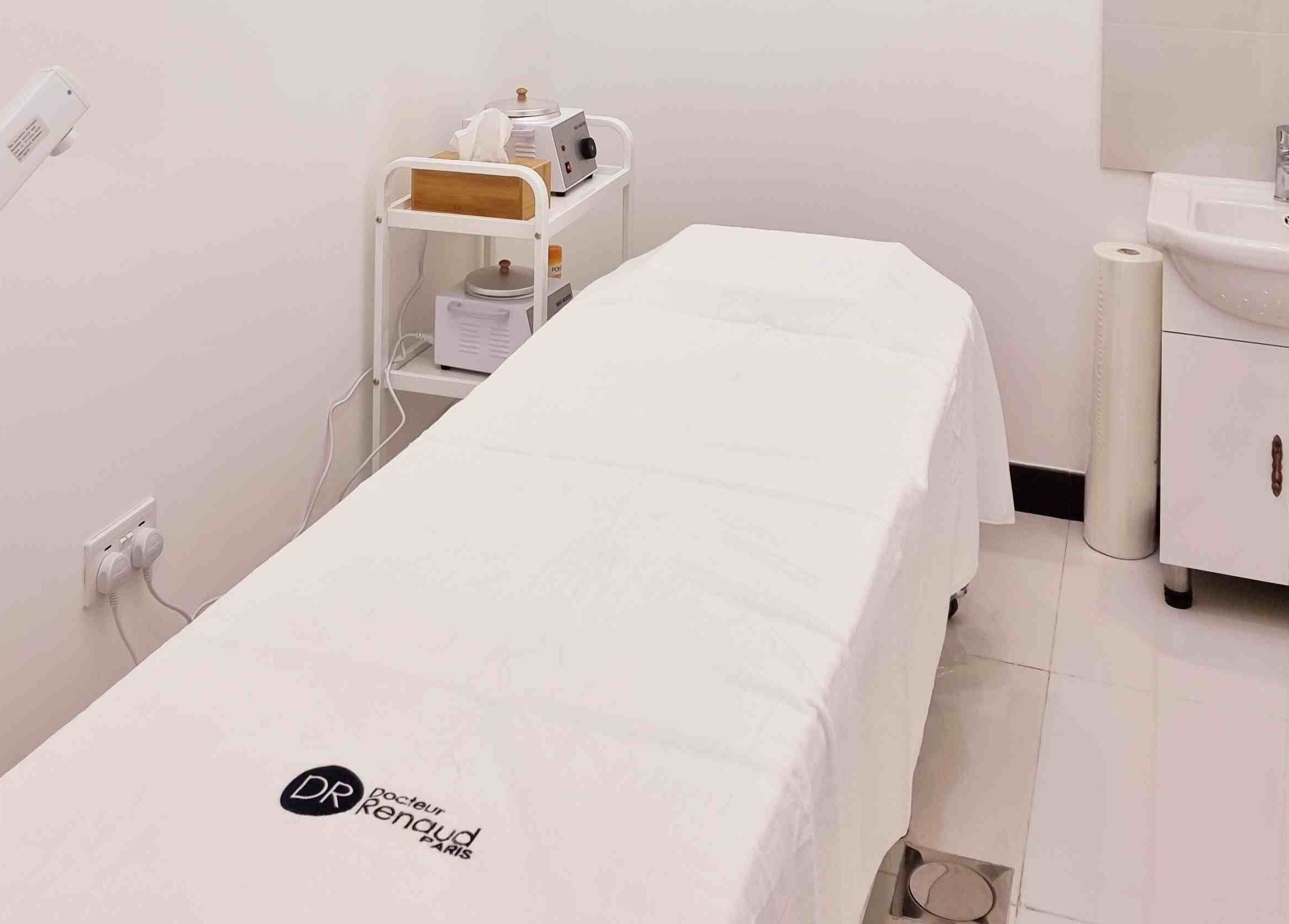 Calming treatment room at Ombre Salon for Ladies LLC, Dubai, AE, featuring a treatment bed and equipment.