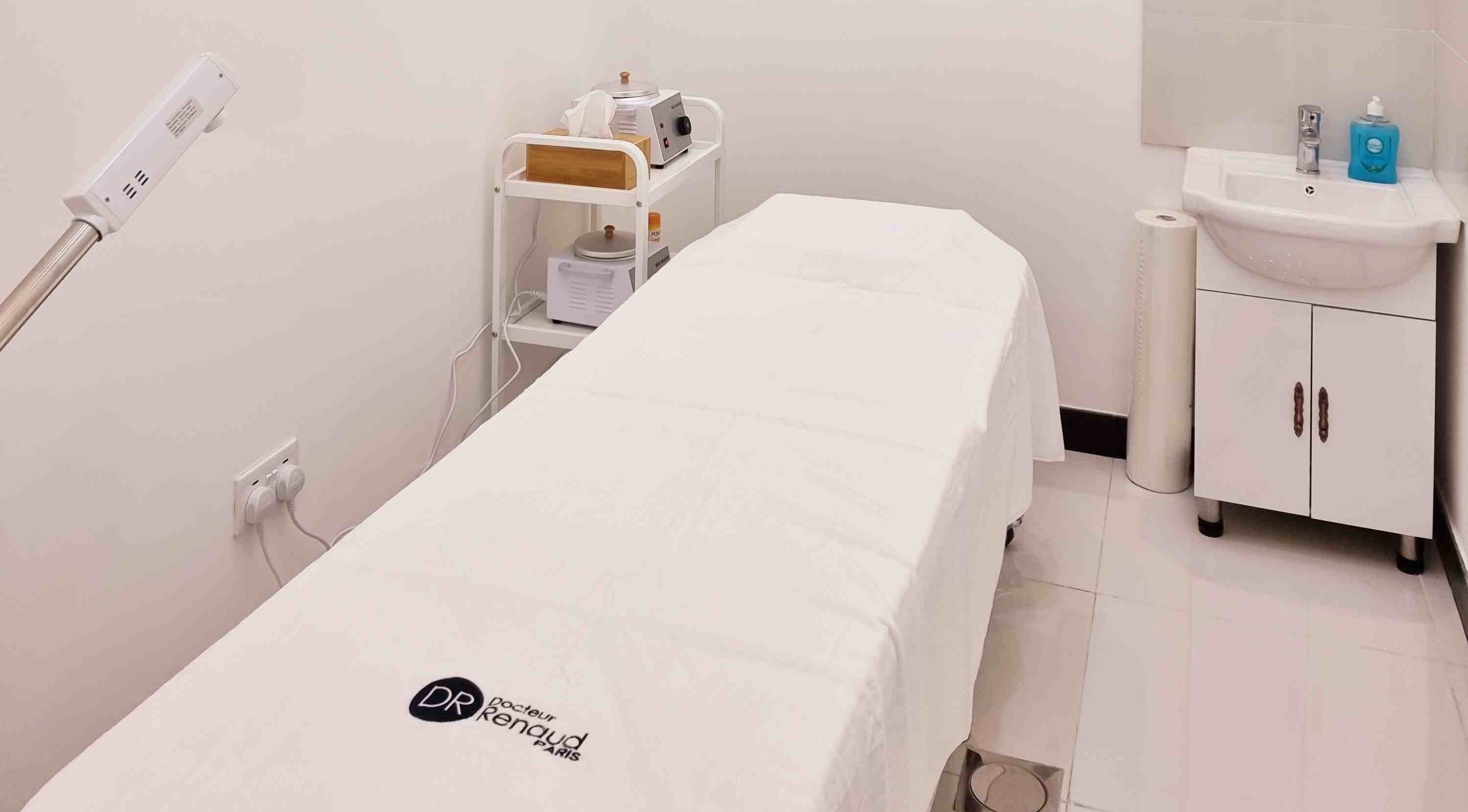 Calming treatment room at Ombre Salon for Ladies LLC, Dubai, AE, featuring a treatment bed and equipment.