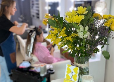 Floral arrangement beside hairstylist at Sukar, Playa del Carmen, Quintana Roo, MX.