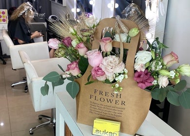 Elegant floral arrangement at Sukar, Playa del Carmen, Quintana Roo, MX, enhancing the serene salon atmosphere.