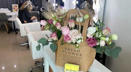 Elegant floral arrangement at Sukar, Playa del Carmen, Quintana Roo, MX, enhancing the serene salon atmosphere.