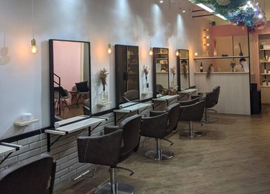 Interior of Ha Lu Hair Design in Singapore, Singapore, SG with modern chairs and elegant mirrors.