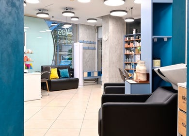 Elegant interior of Varna Beauty Studio in Варна, Варна, BG featuring cozy seating and modern decor.