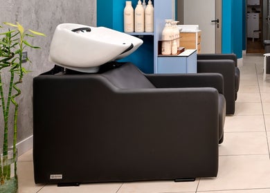 Chic hair wash station at Varna Beauty Studio, Варна, Варна, BG, with modern decor and bamboo plants.