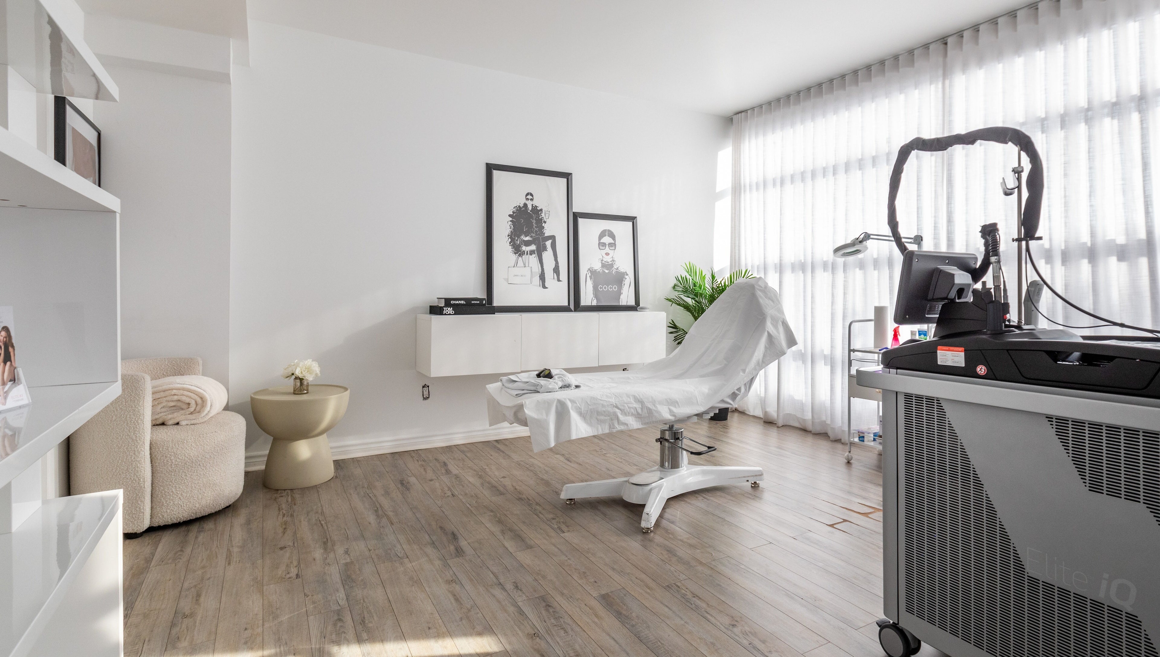 Salon moderne chez Chez Coco Esthétique à Montréal, Québec, CA avec table de soin.