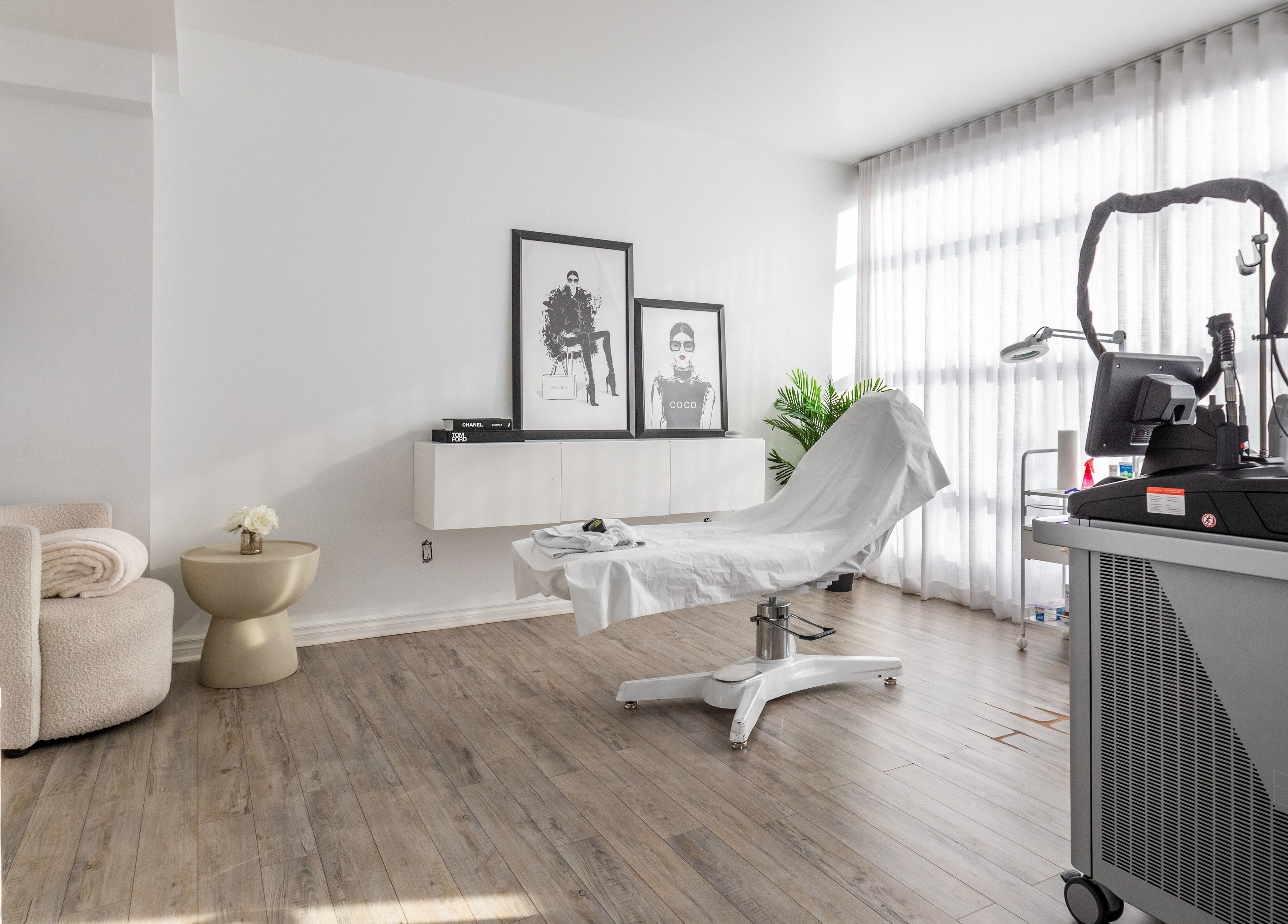 Salon moderne chez Chez Coco Esthétique à Montréal, Québec, CA avec table de soin.