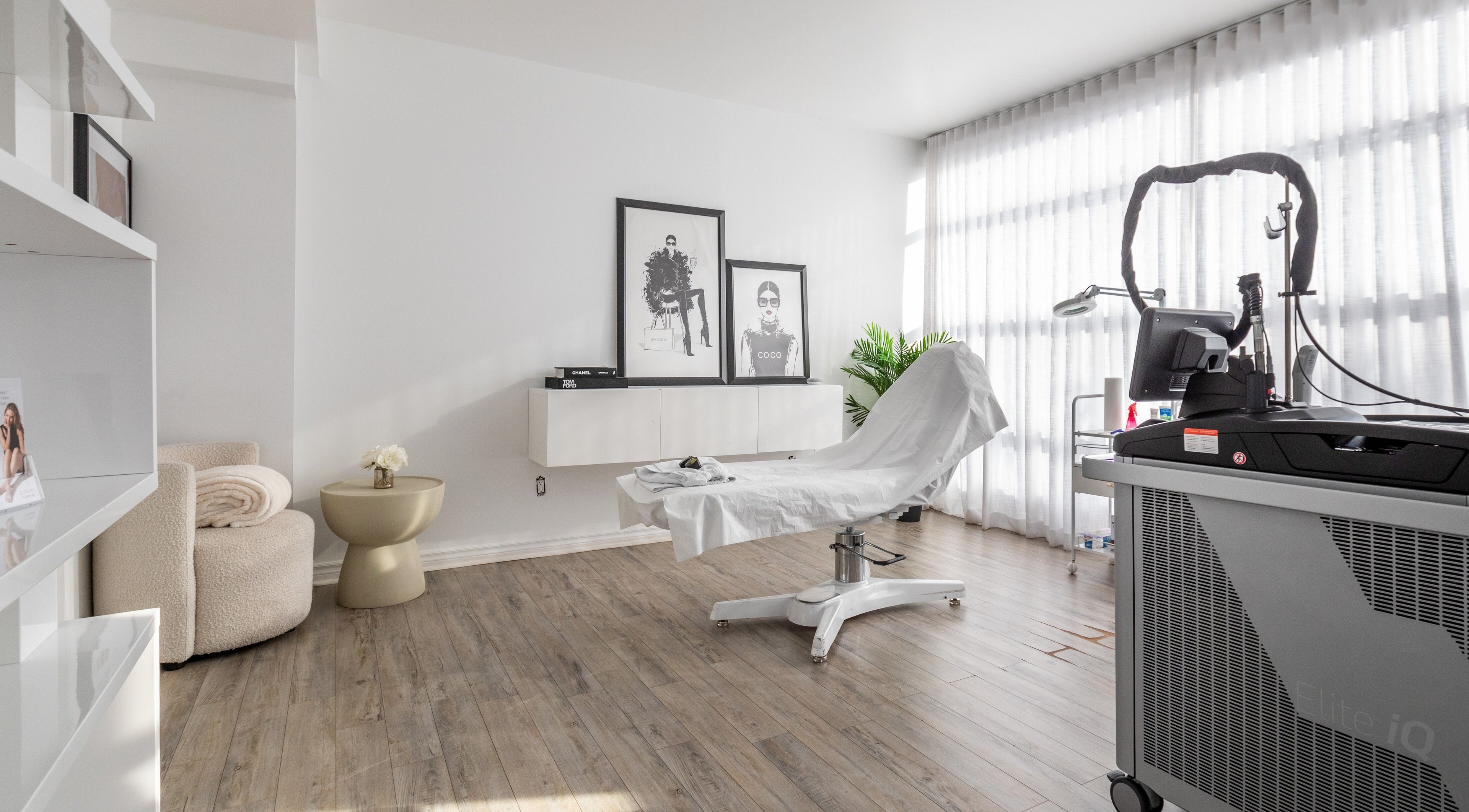 Salon moderne chez Chez Coco Esthétique à Montréal, Québec, CA avec table de soin.