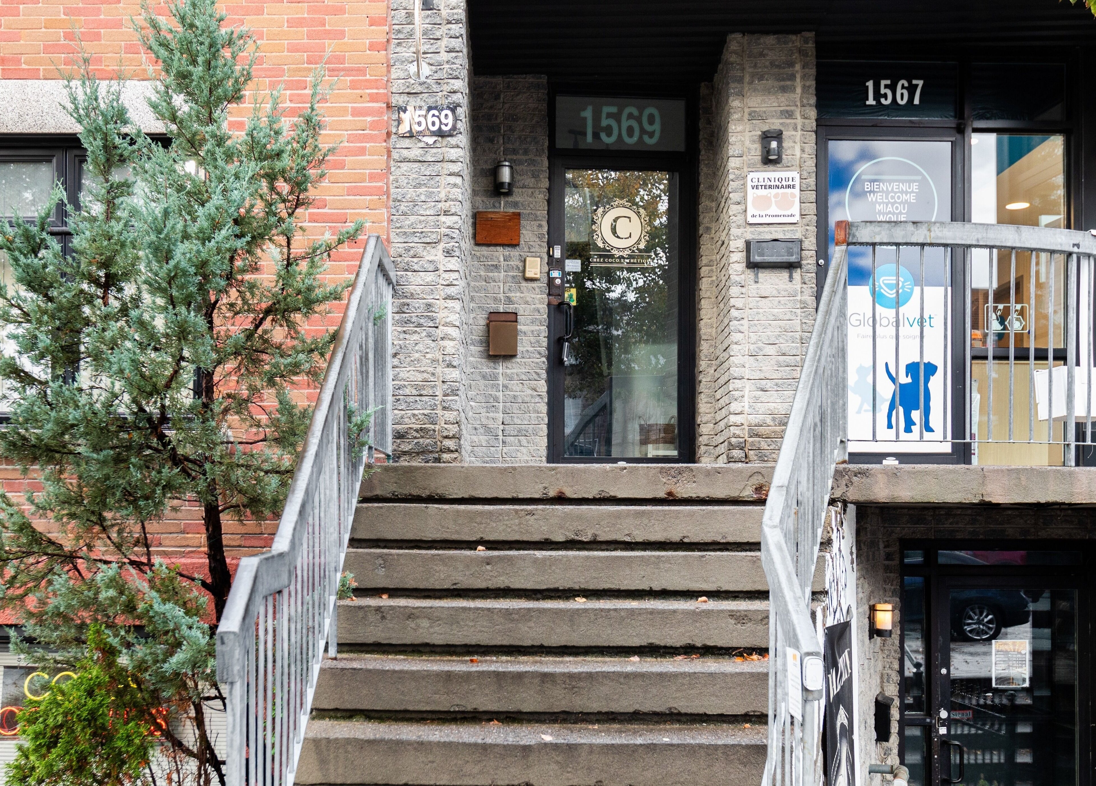 Entrée de Chez Coco Esthétique à Montréal, Québec, CA, avec une façade moderne et accueillante.