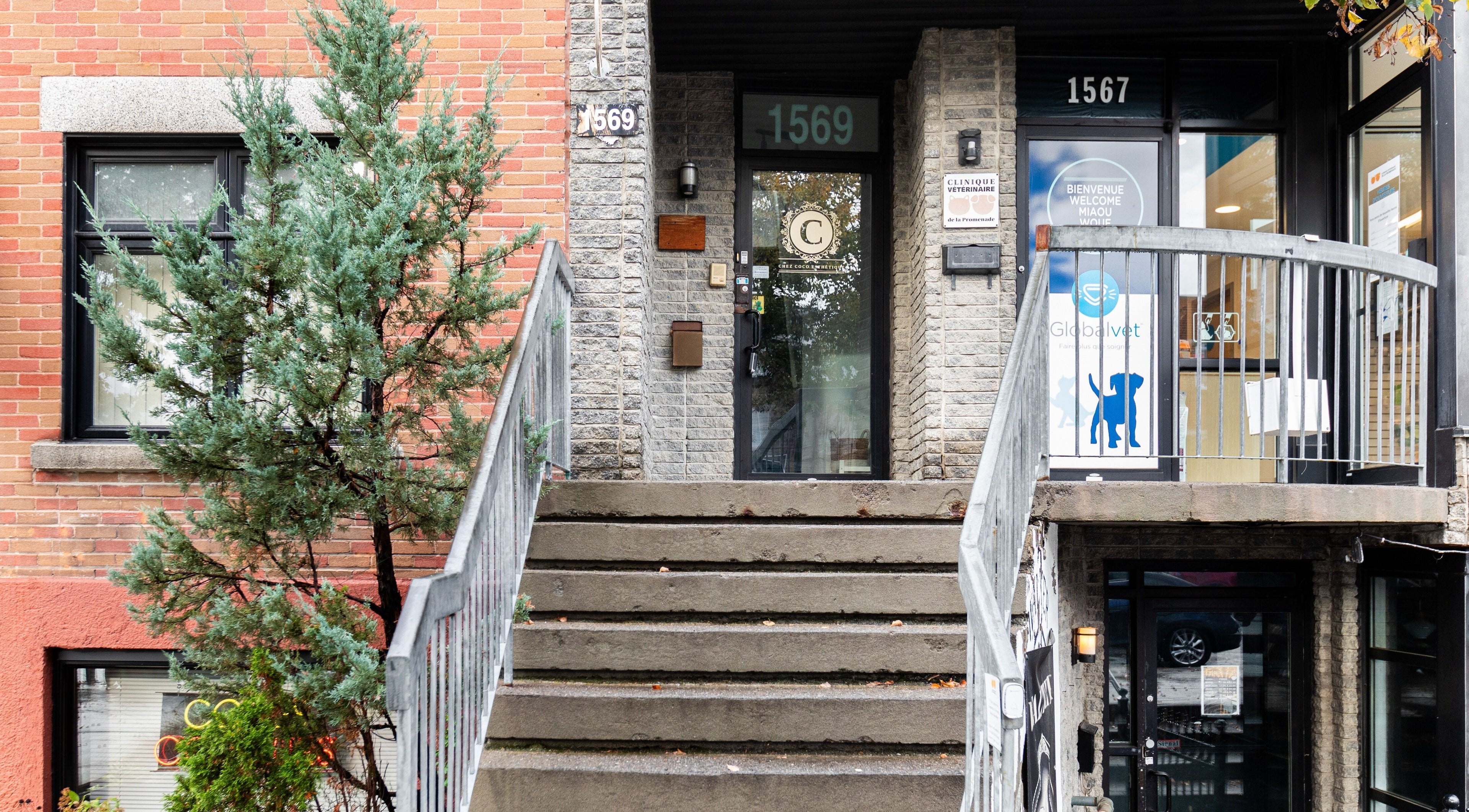 Entrée de Chez Coco Esthétique à Montréal, Québec, CA, avec une façade moderne et accueillante.