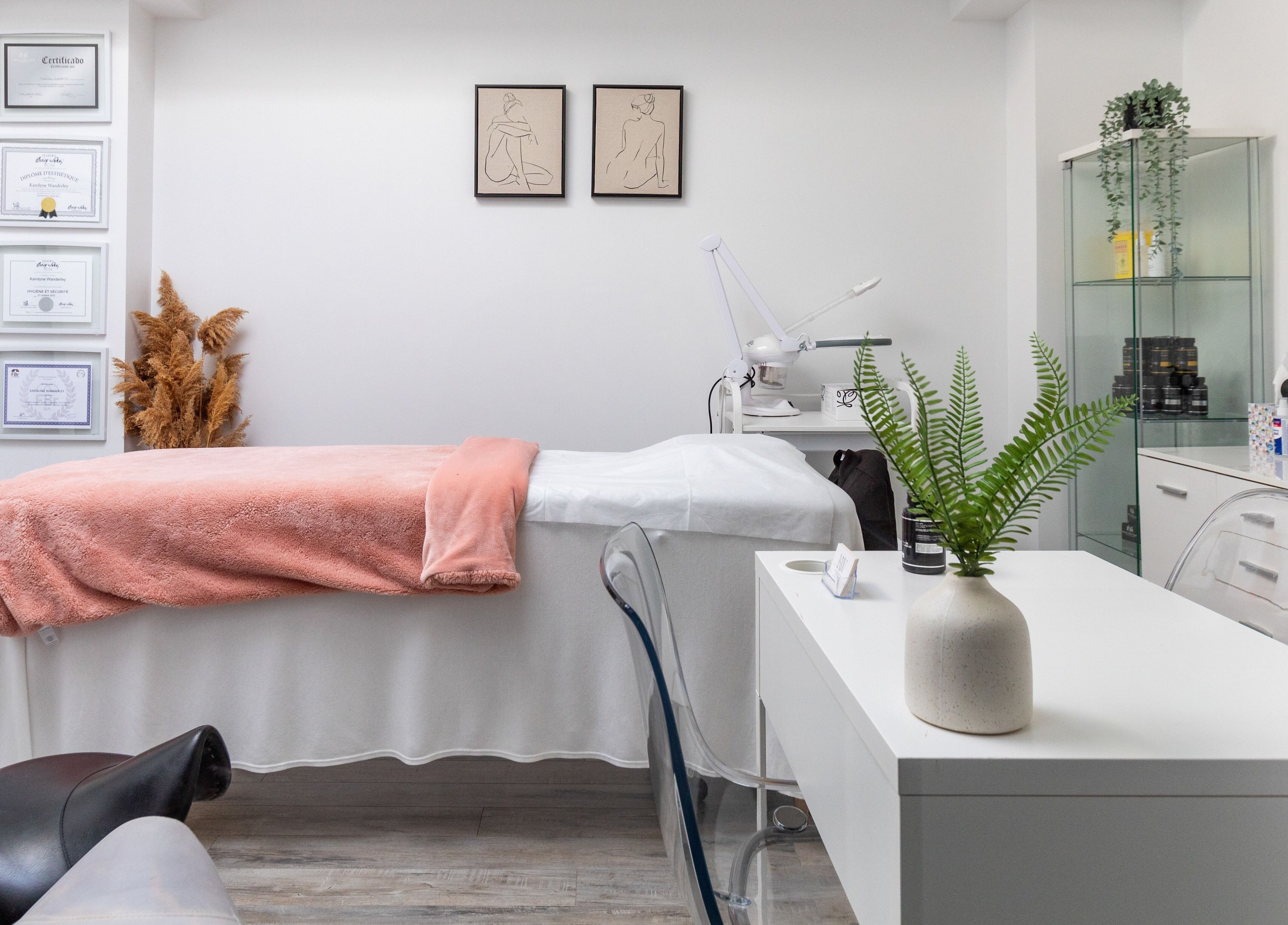 Salle de soins élégante chez Chez Coco Esthétique, Montréal, Québec, CA. Décor moderne et accueillant.
