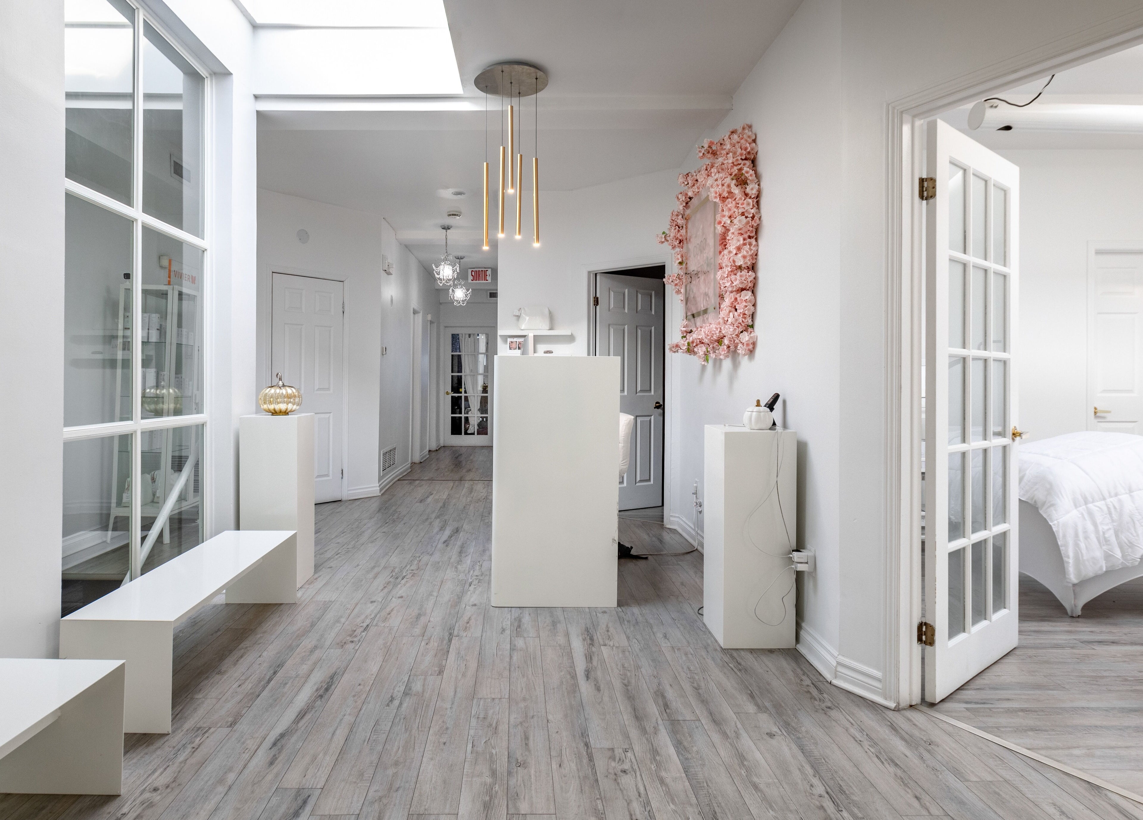 Chez Coco Esthétique à Montréal, Québec, CA présente un intérieur lumineux et élégant avec des accents floraux.