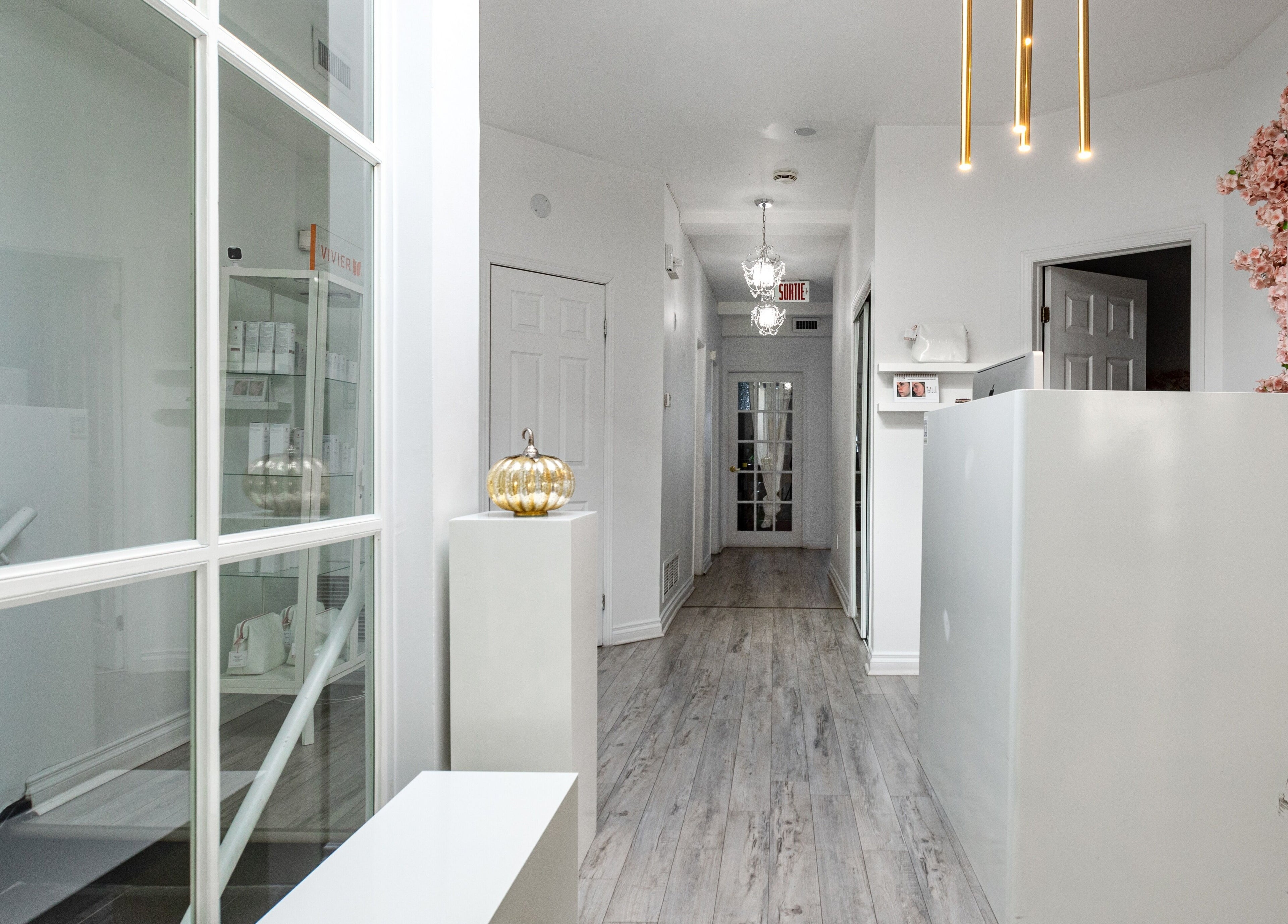 Intérieur élégant de Chez Coco Esthétique à Montréal, Québec, CA, mettant en avant un design chic.