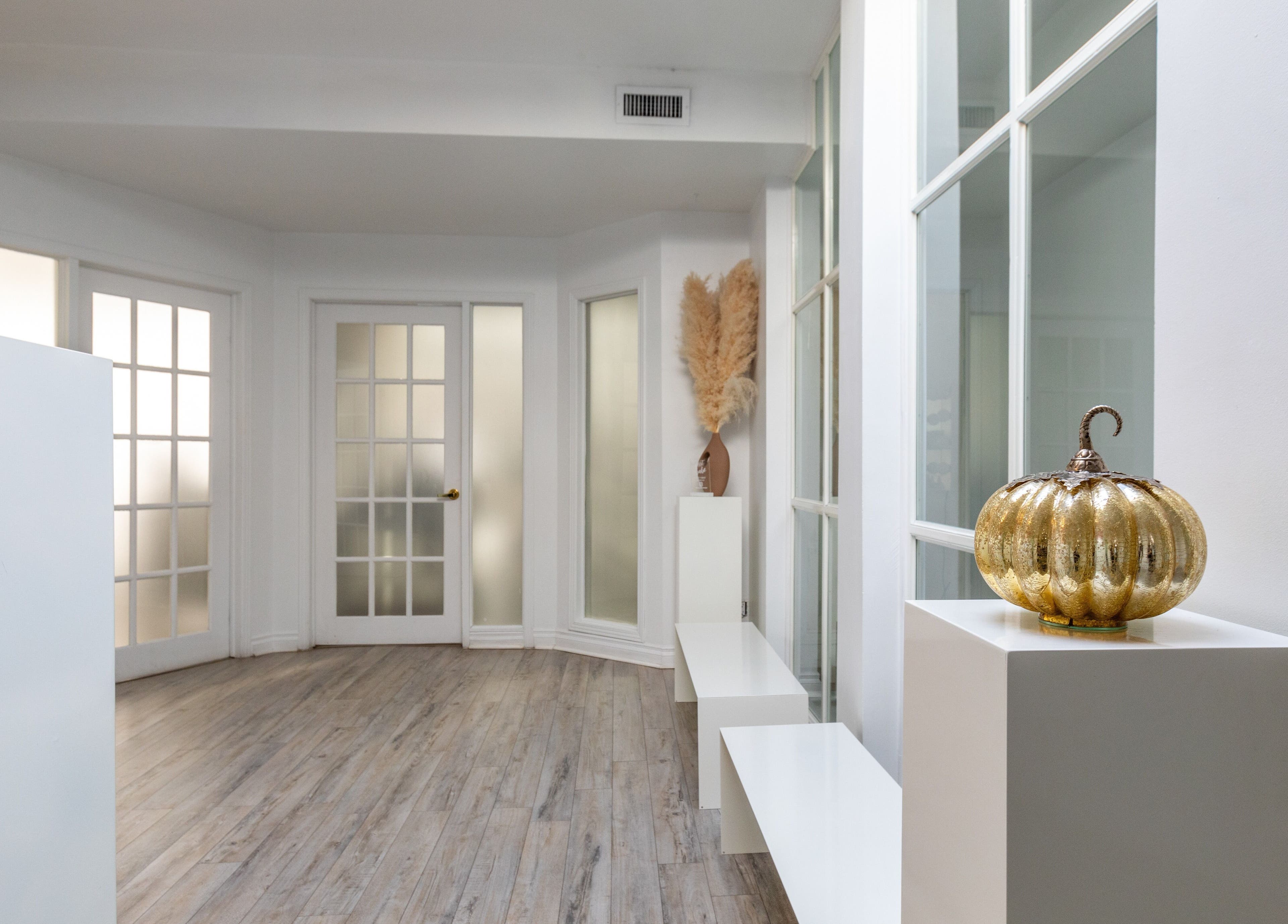 Entrée lumineuse de Chez Coco Esthétique à Montréal, Québec, CA avec décor moderne et élégant.