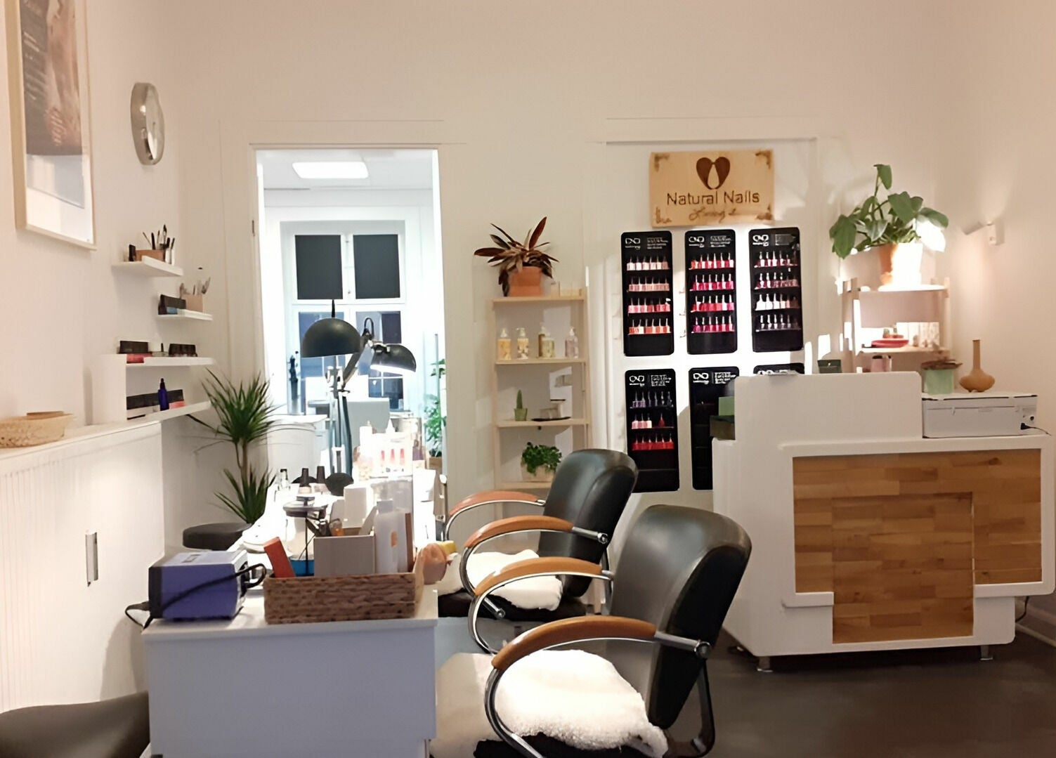 Indretningen af Natural Nails i København, Danmark, DK. Moderne, elegant med komfortable stole.