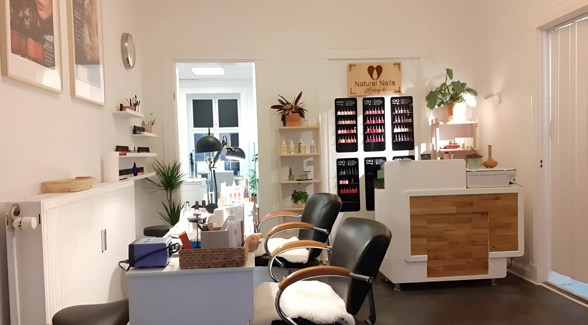 Indretningen af Natural Nails i København, Danmark, DK. Moderne, elegant med komfortable stole.