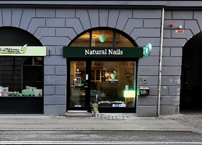 Facade af Natural Nails i København, Denmark, DK fremviser elegant indgang og skiltning.