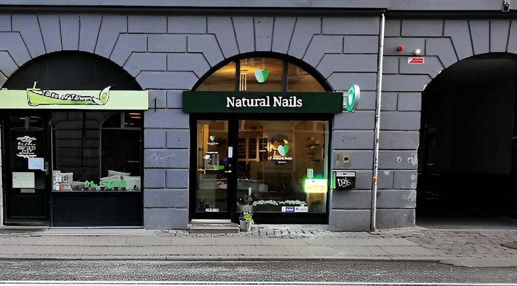 Facade af Natural Nails i København, Denmark, DK fremviser elegant indgang og skiltning.