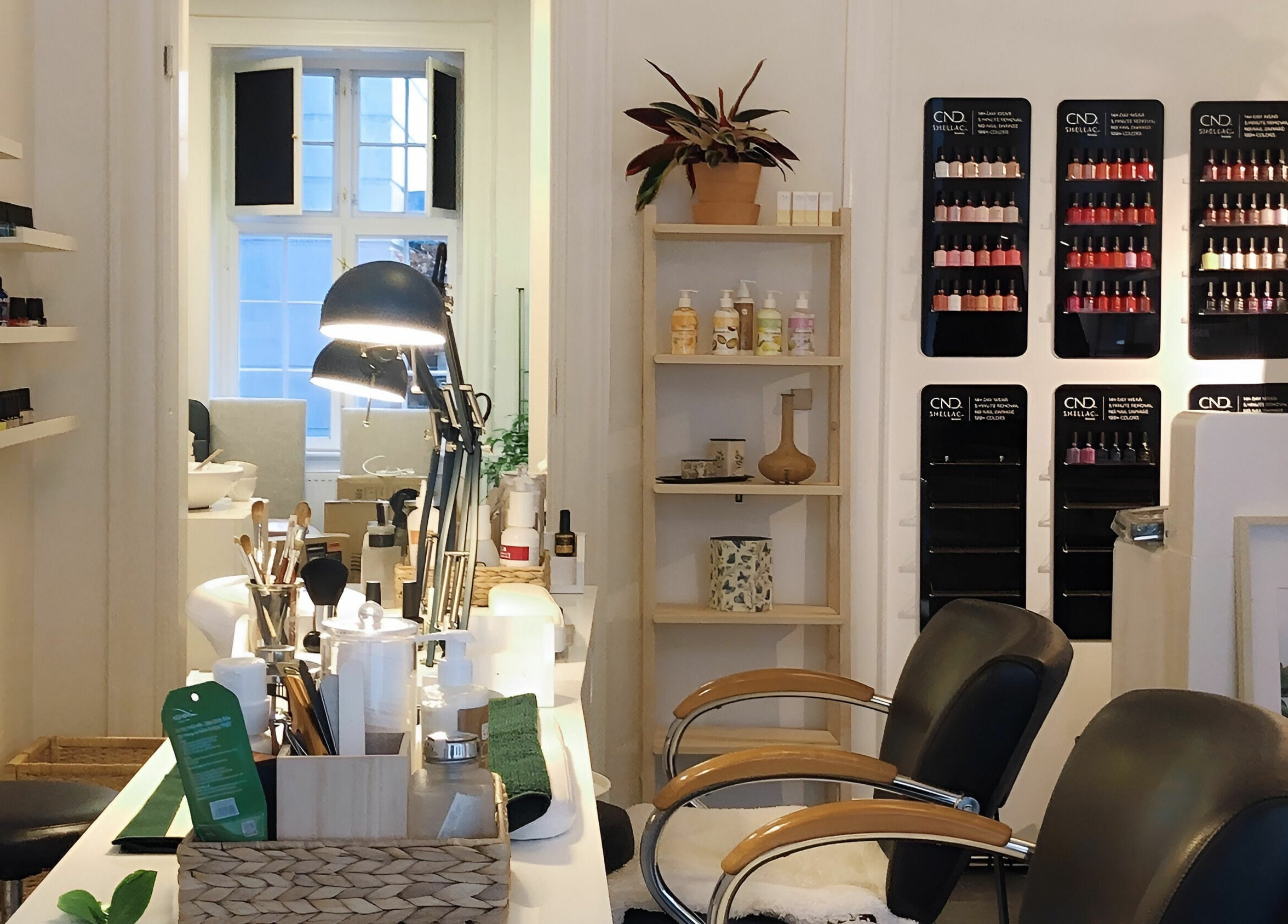 Indbydende interiør hos Natural Nails, København, Denmark, DK med stilfuld neglelakpræsentation.