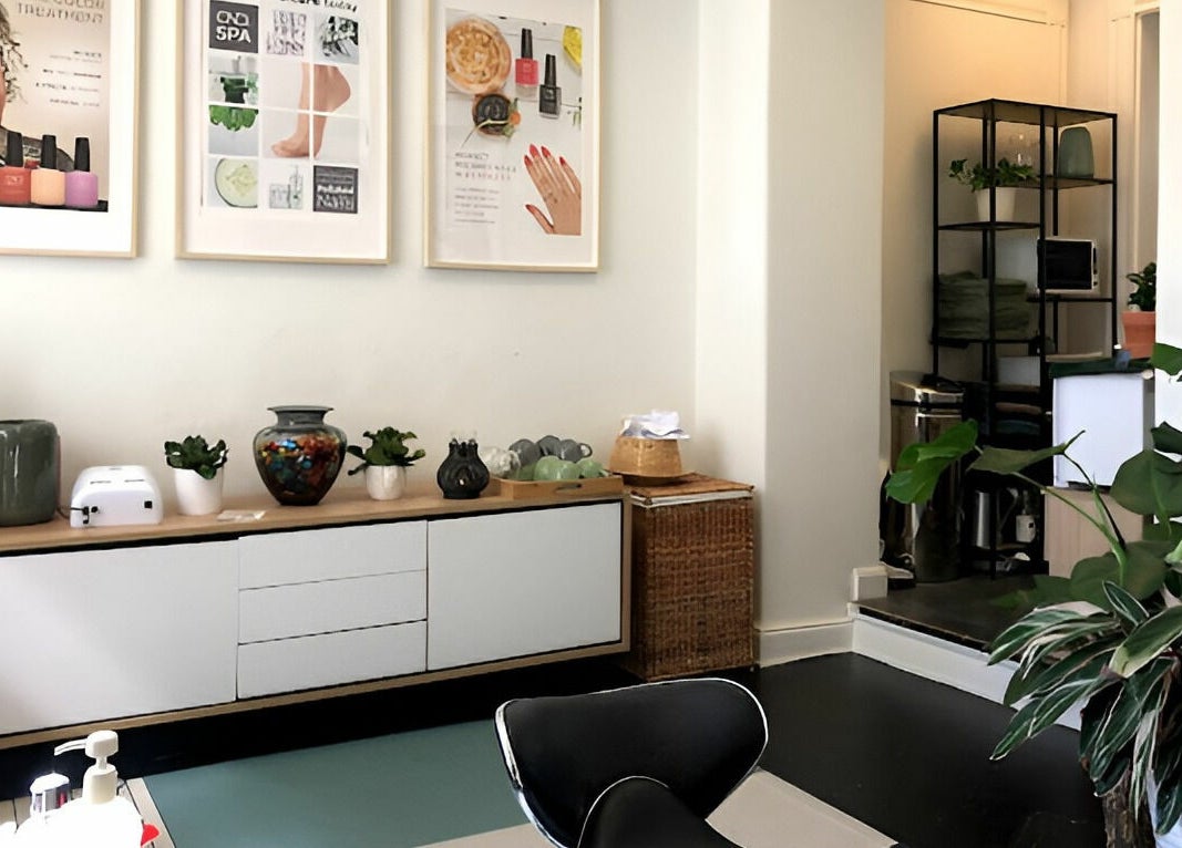 Smukt indrettet interiør hos Natural Nails, København, Denmark, DK med elegante planter og moderne kunst.