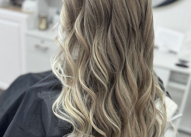 Blonde wavy hairstyle by Elevate Salon Llc in Alpena, Michigan, US, showcasing expert hair styling techniques.