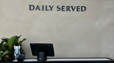 Ontvangstbalie bij Daily Served, Spijkenisse, Zuid-Holland, NL met tablet en decor.