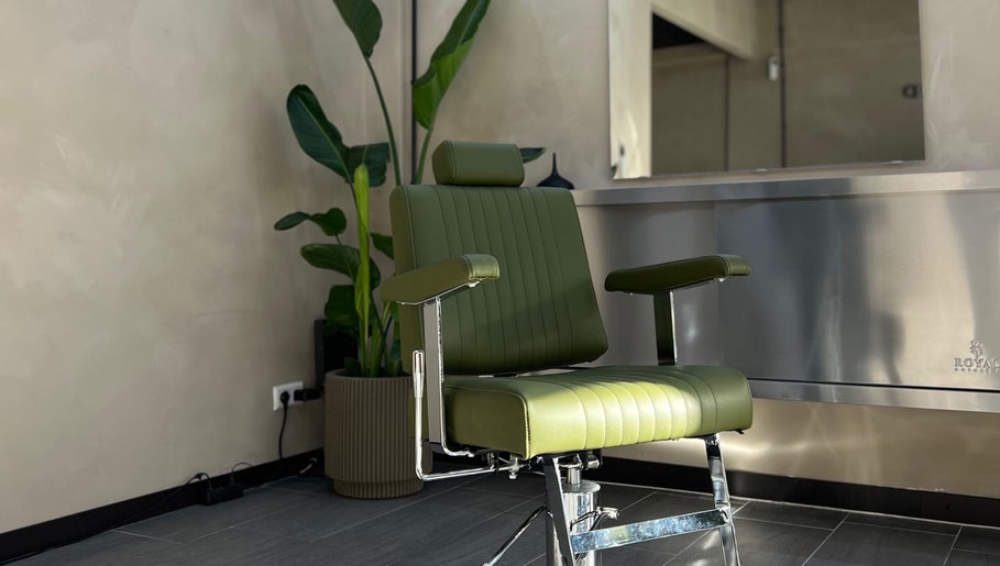 Groene kappersstoel bij Daily Served, schoonheidssalon in Spijkenisse, Zuid-Holland, NL.