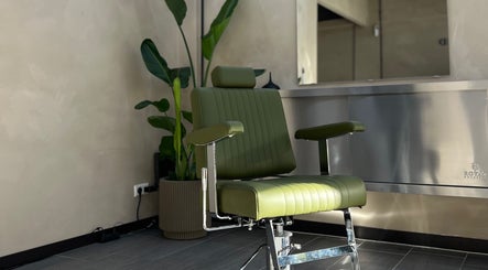 Groene kappersstoel bij Daily Served, schoonheidssalon in Spijkenisse, Zuid-Holland, NL.