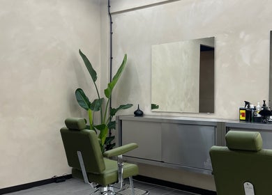 Elegante kapsalon in Daily Served, Spijkenisse, Zuid-holland, NL met groene stoelen en spiegel.